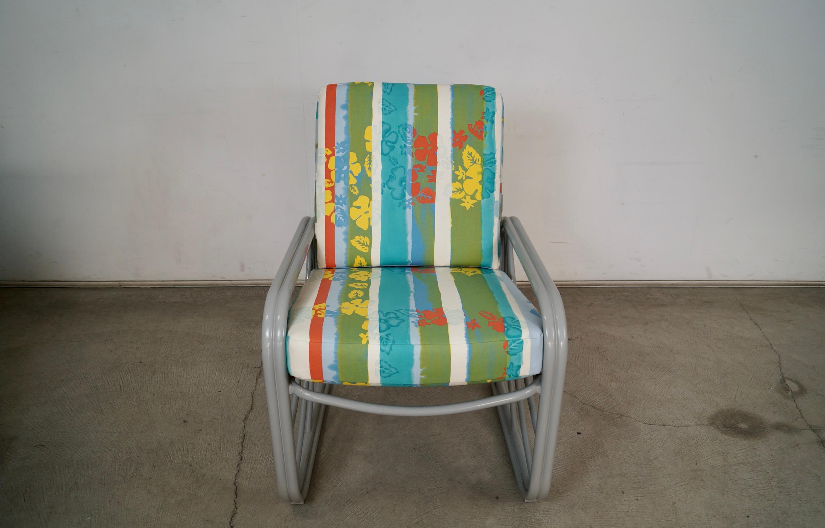 Se vende tumbona de patio Vintage Midcentury Modern. Fabricado en los años 70 por Tropitone en California, y está muy bien hecho. Tiene un armazón de aluminio en acabado gris con recubrimiento de polvo, y es realmente cómoda. Mandamos hacer dos