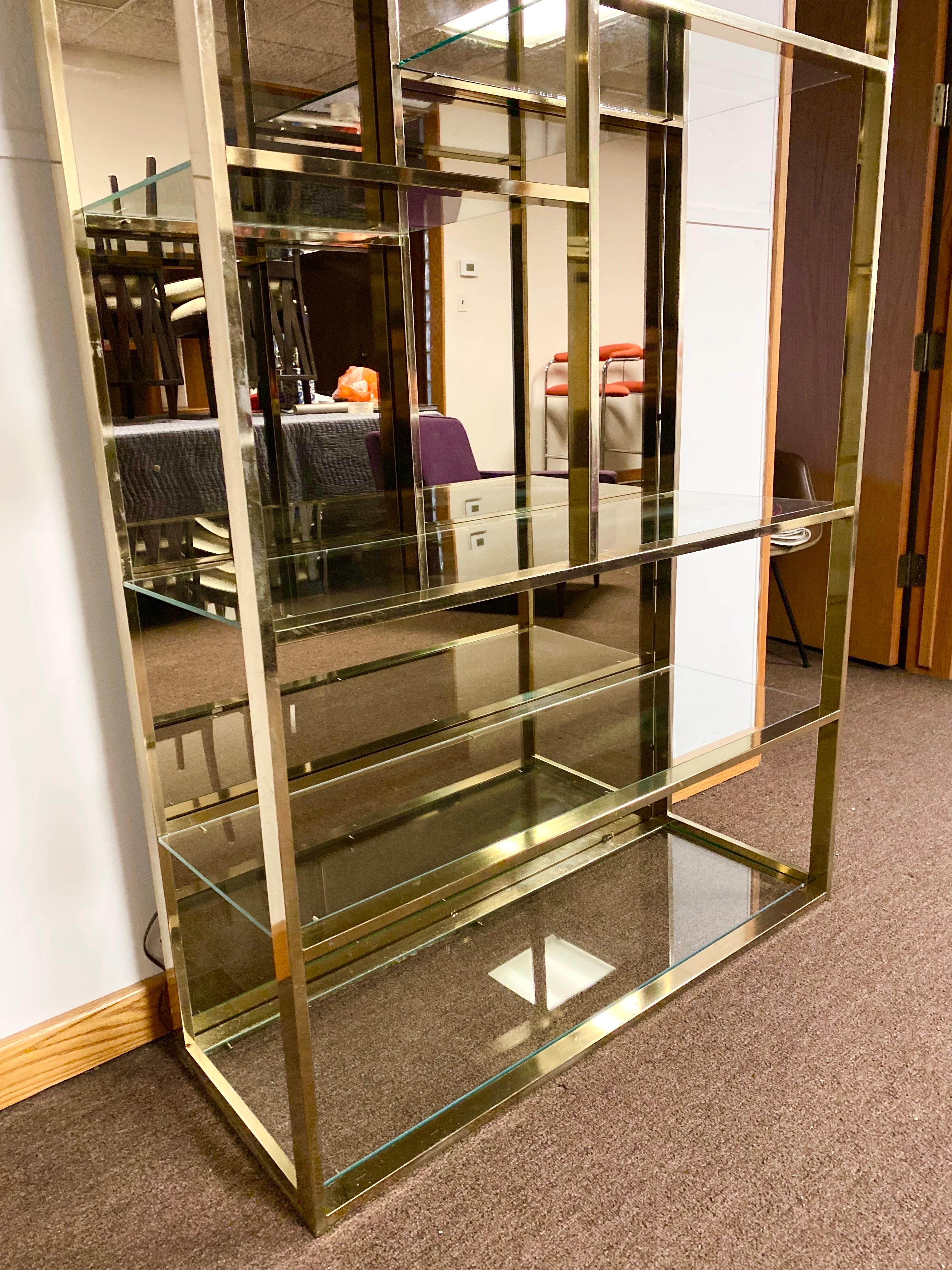 1970s Mid-Century Modern Polished Brass Glass and Mirror Etagere In Good Condition In Farmington Hills, MI