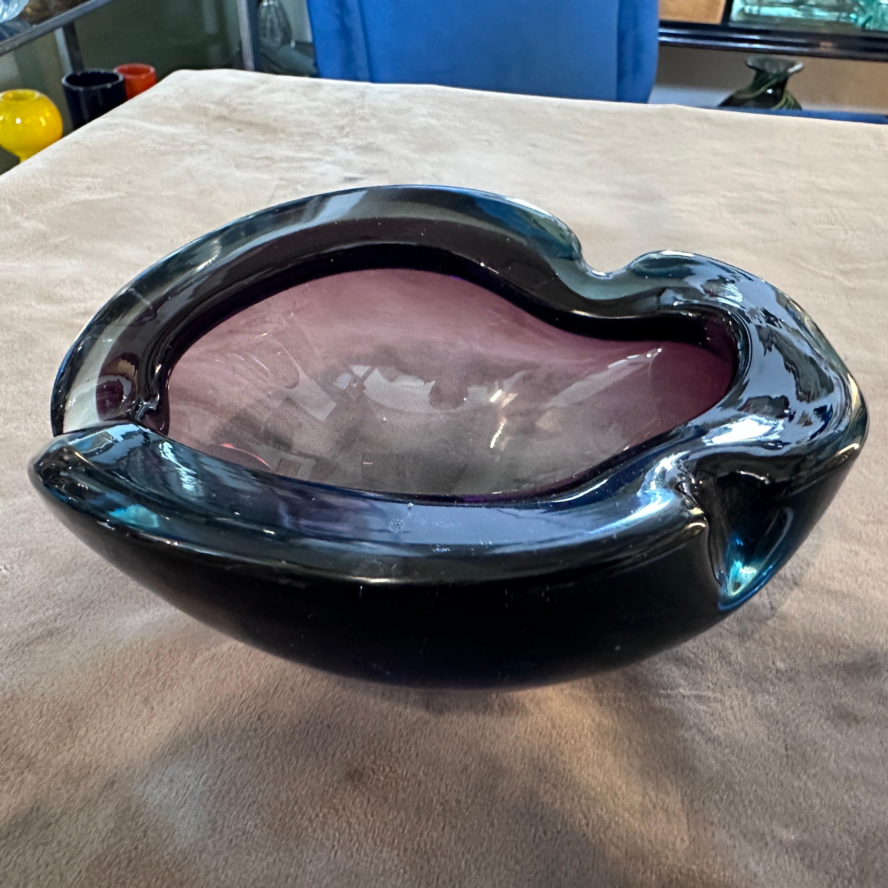 A murano glass ashtray designed and manufactured In Venice in the Seventies and attributed to Seguso, it's il lovely condition.
This Ashtray is a masterpiece that encapsulates the artistic brilliance and craftsmanship for which Murano glass is