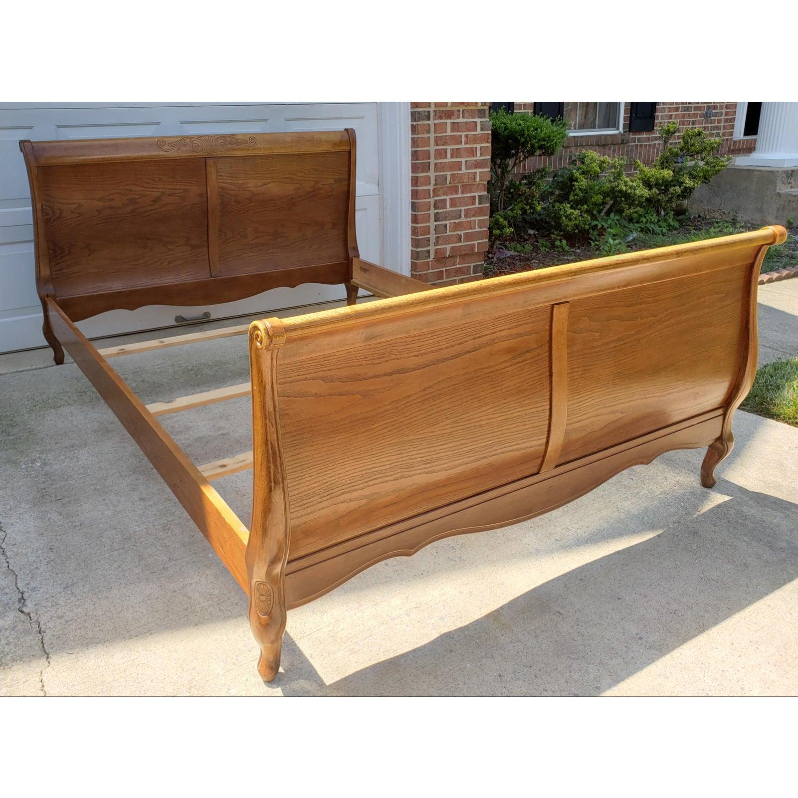 1970s Mid-Century Modern Queen Sleigh Bed In Good Condition In Germantown, MD