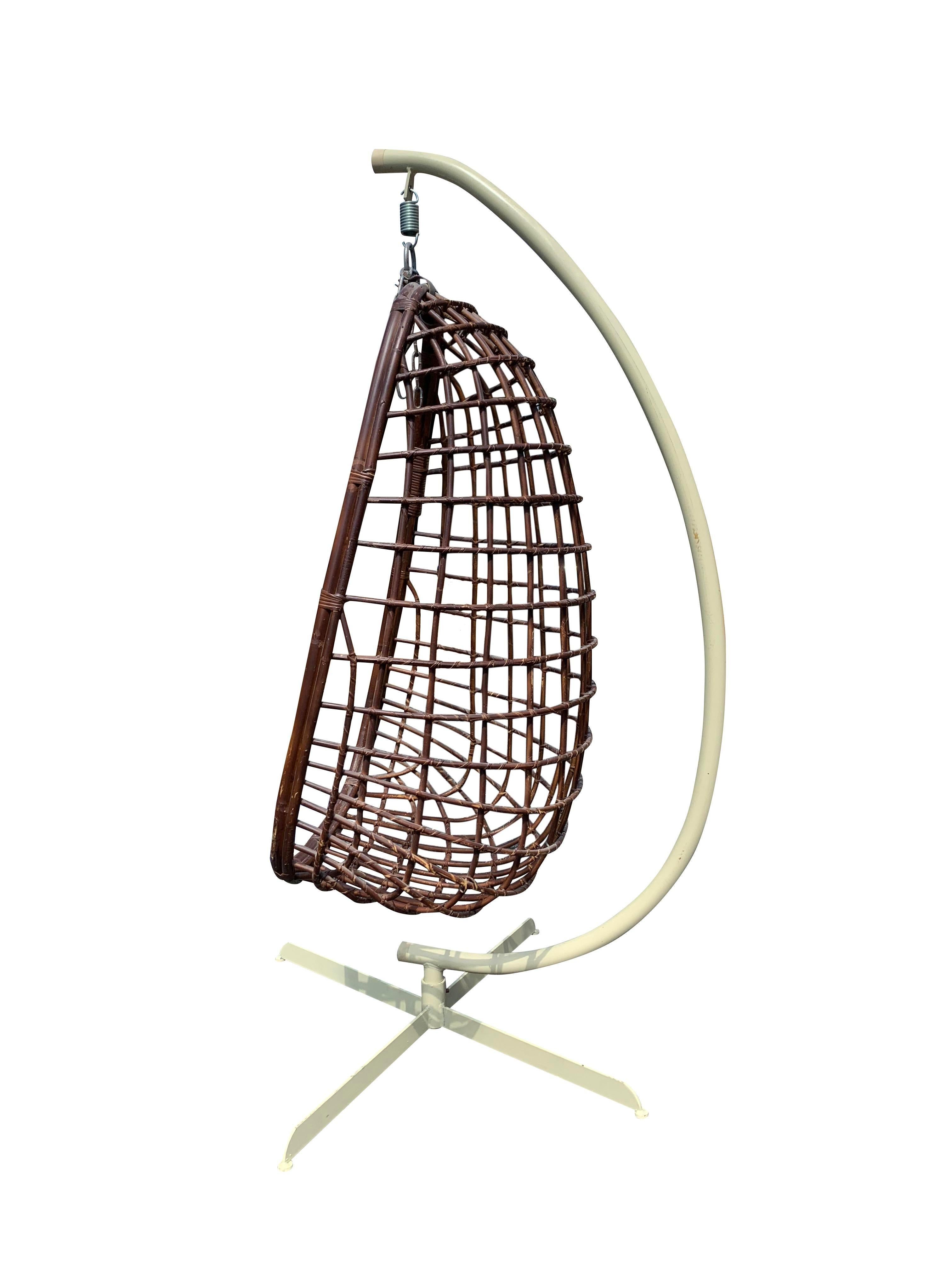 Silla huevo colgante de mimbre y ratán, vintage y moderna de mediados de siglo

Esta silla huevo colgante vintage es imprescindible para cualquiera que busque añadir un toque de estilo retro y comodidad a su hogar. Su diseño único y sus materiales