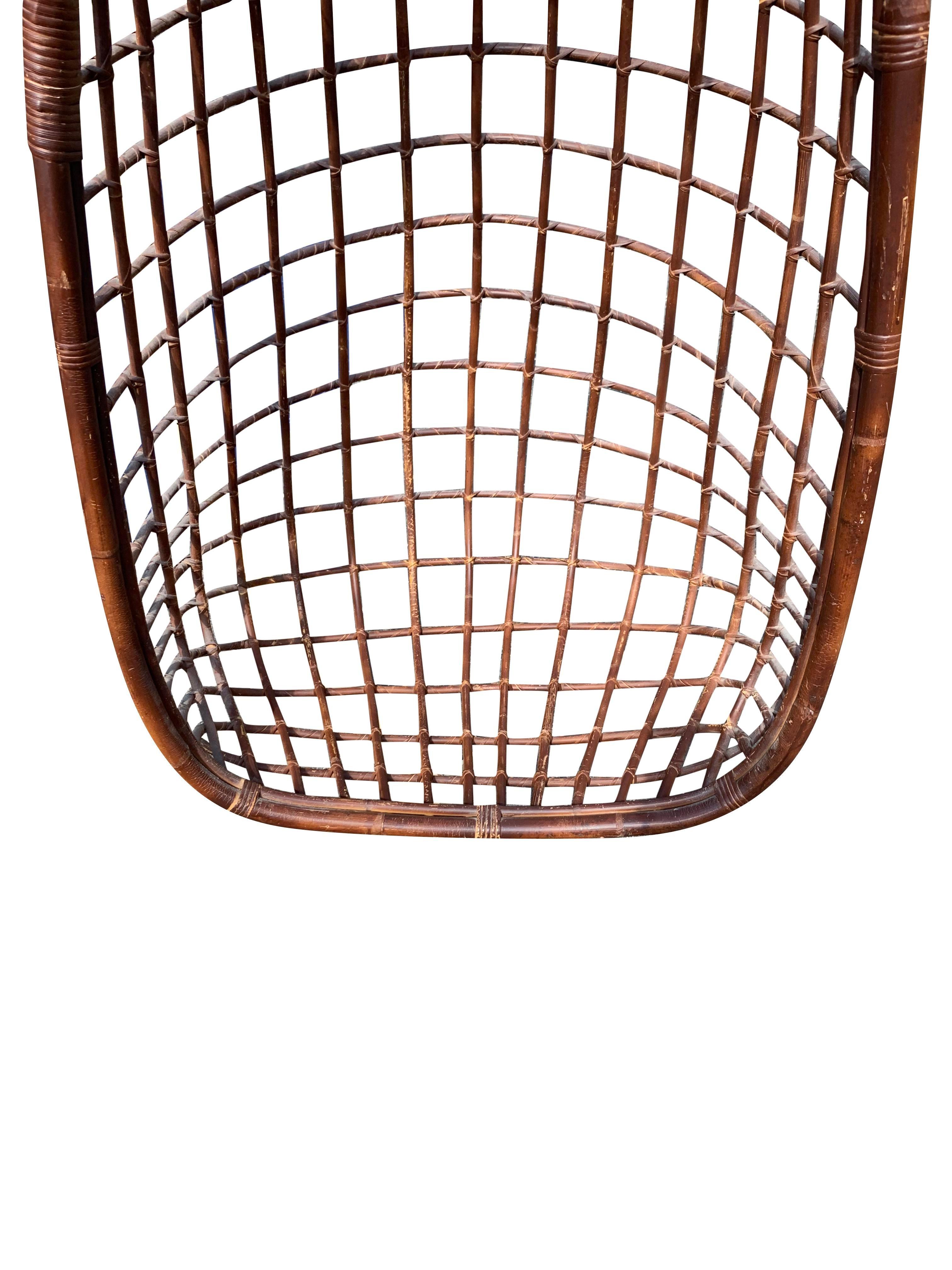 Silla huevo colgante de mimbre y ratán moderno de mediados del siglo XX Moderno de mediados de siglo en venta