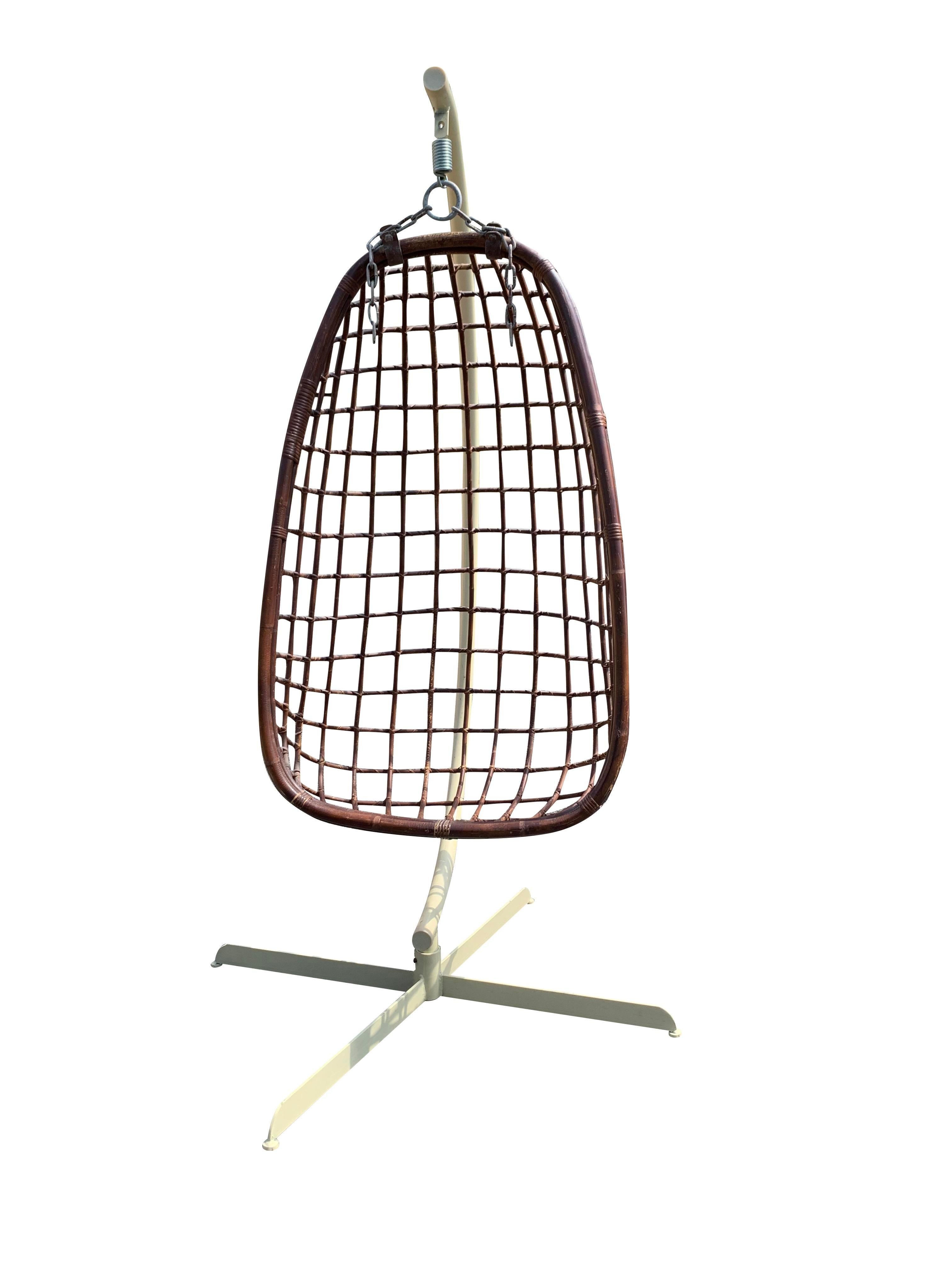 Silla huevo colgante de mimbre y ratán moderno de mediados del siglo XX en Bueno estado para la venta en Saddle River, NJ