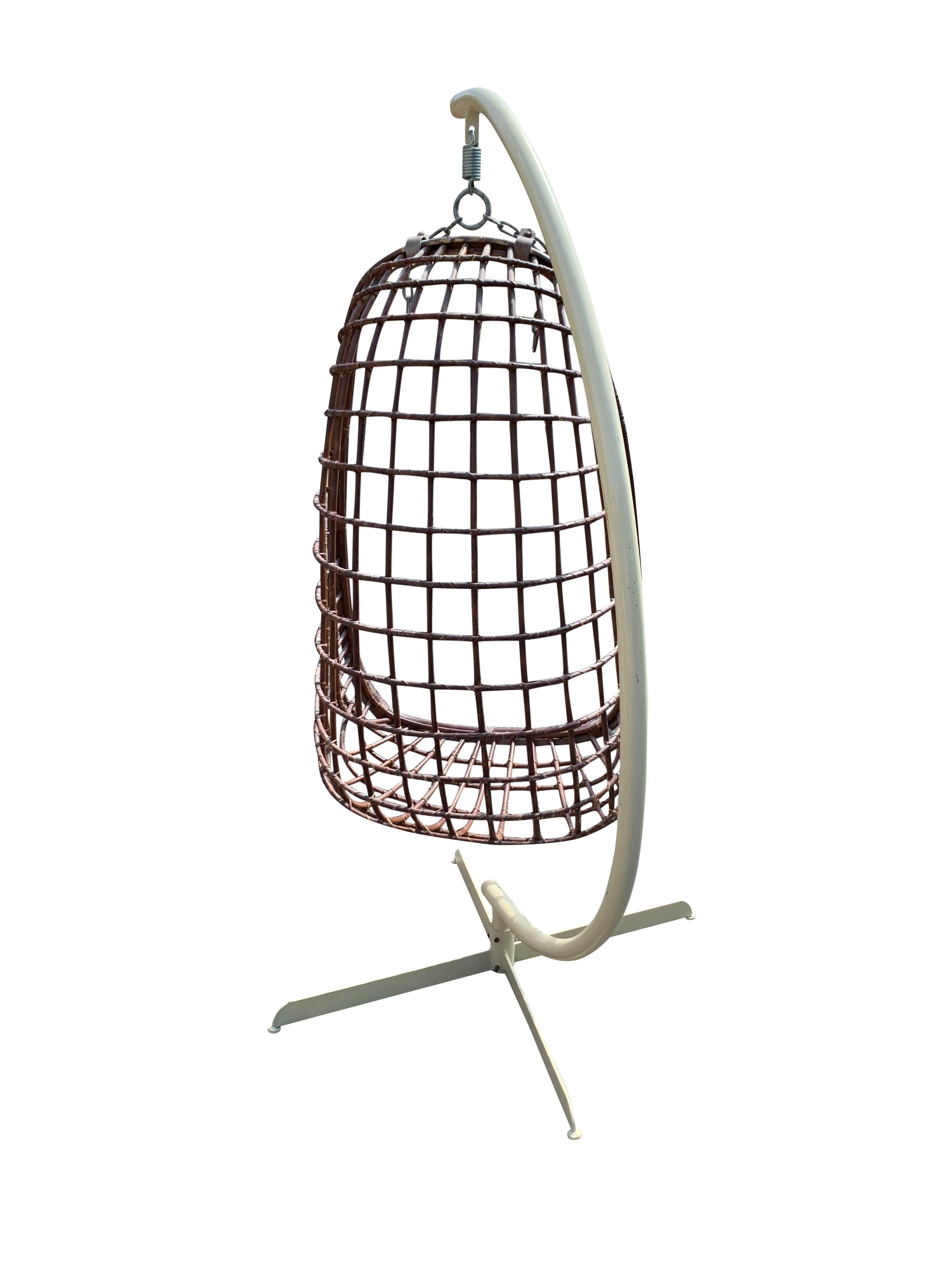 Silla huevo colgante de mimbre y ratán moderno de mediados del siglo XX finales del siglo XX en venta