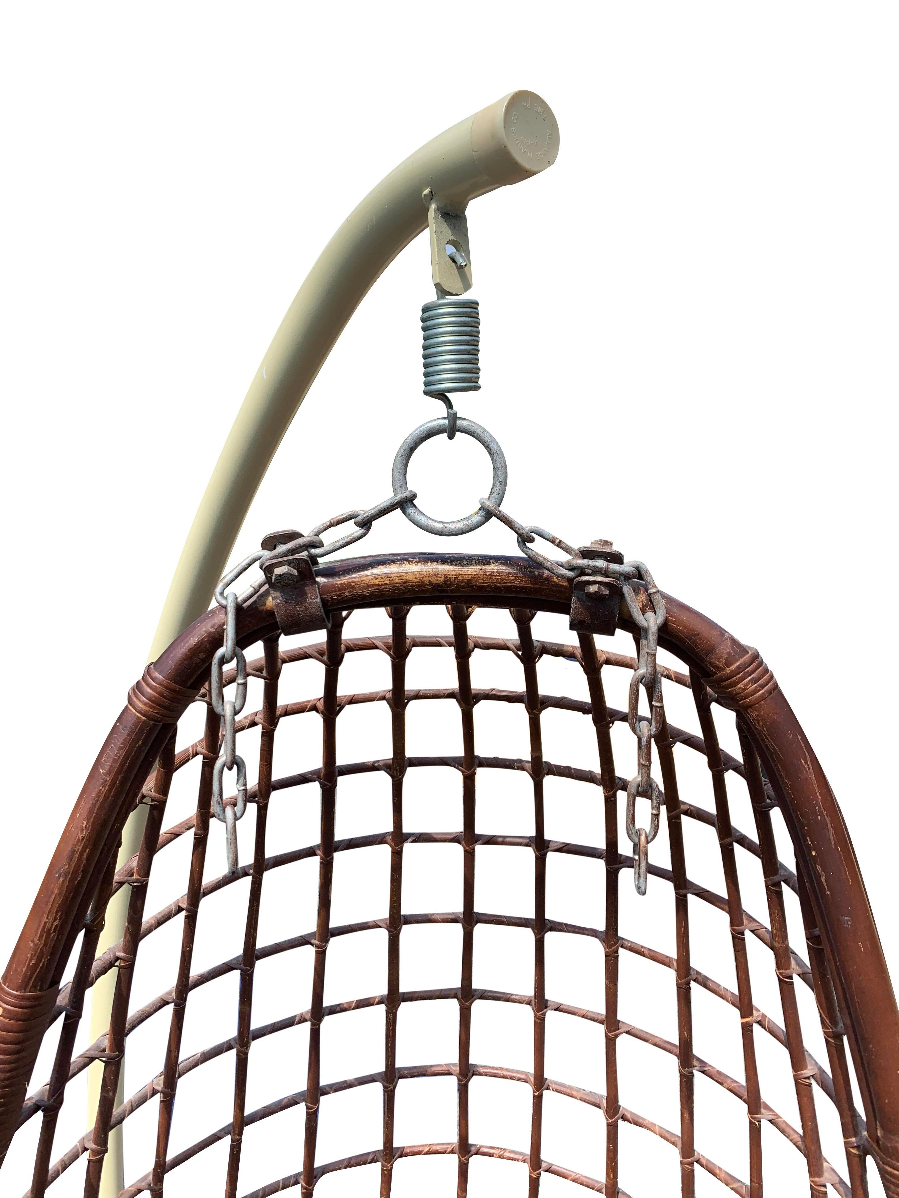 Silla huevo colgante de mimbre y ratán moderno de mediados del siglo XX Mimbre en venta