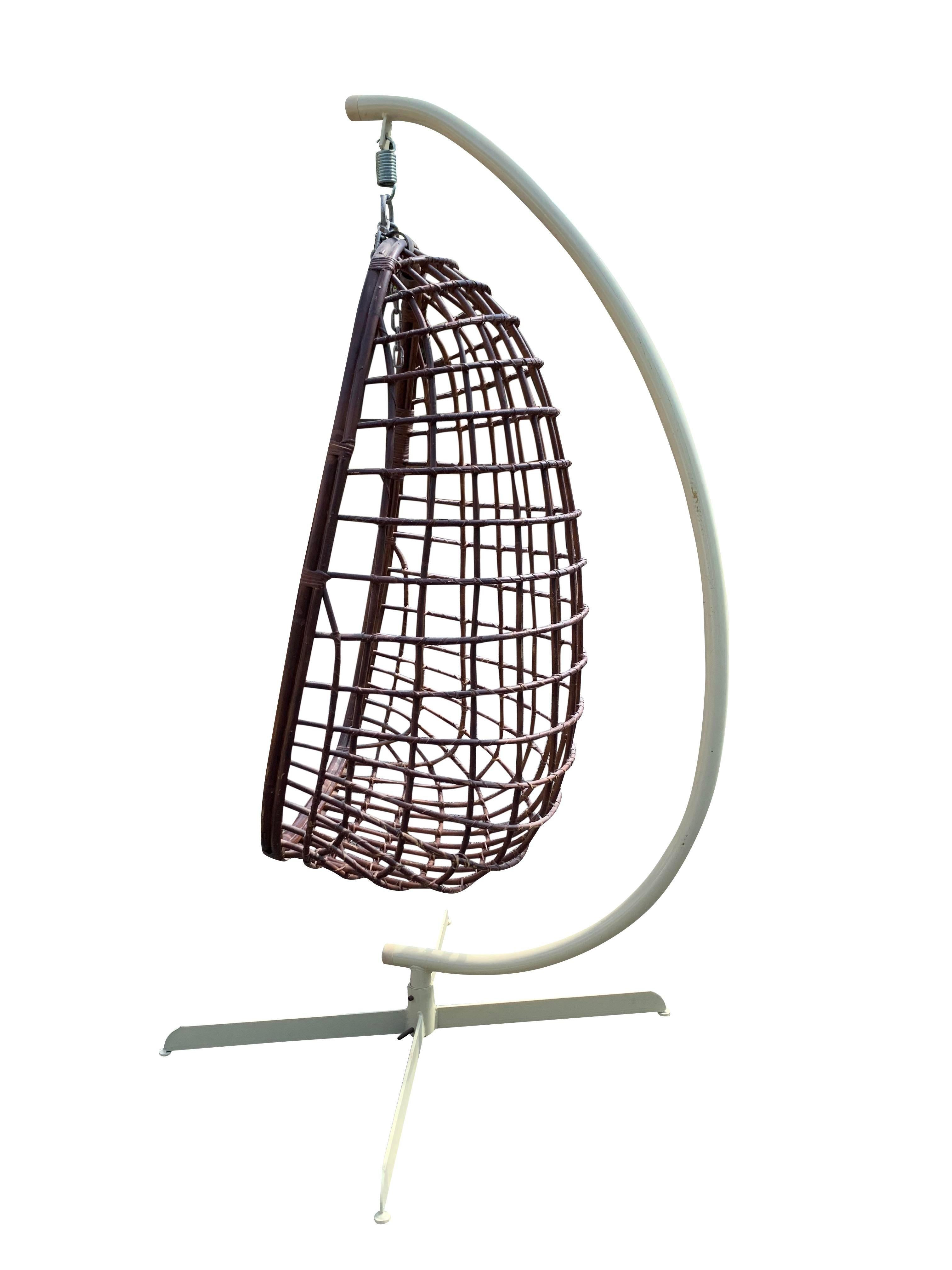 Silla huevo colgante de mimbre y ratán moderno de mediados del siglo XX en venta 1