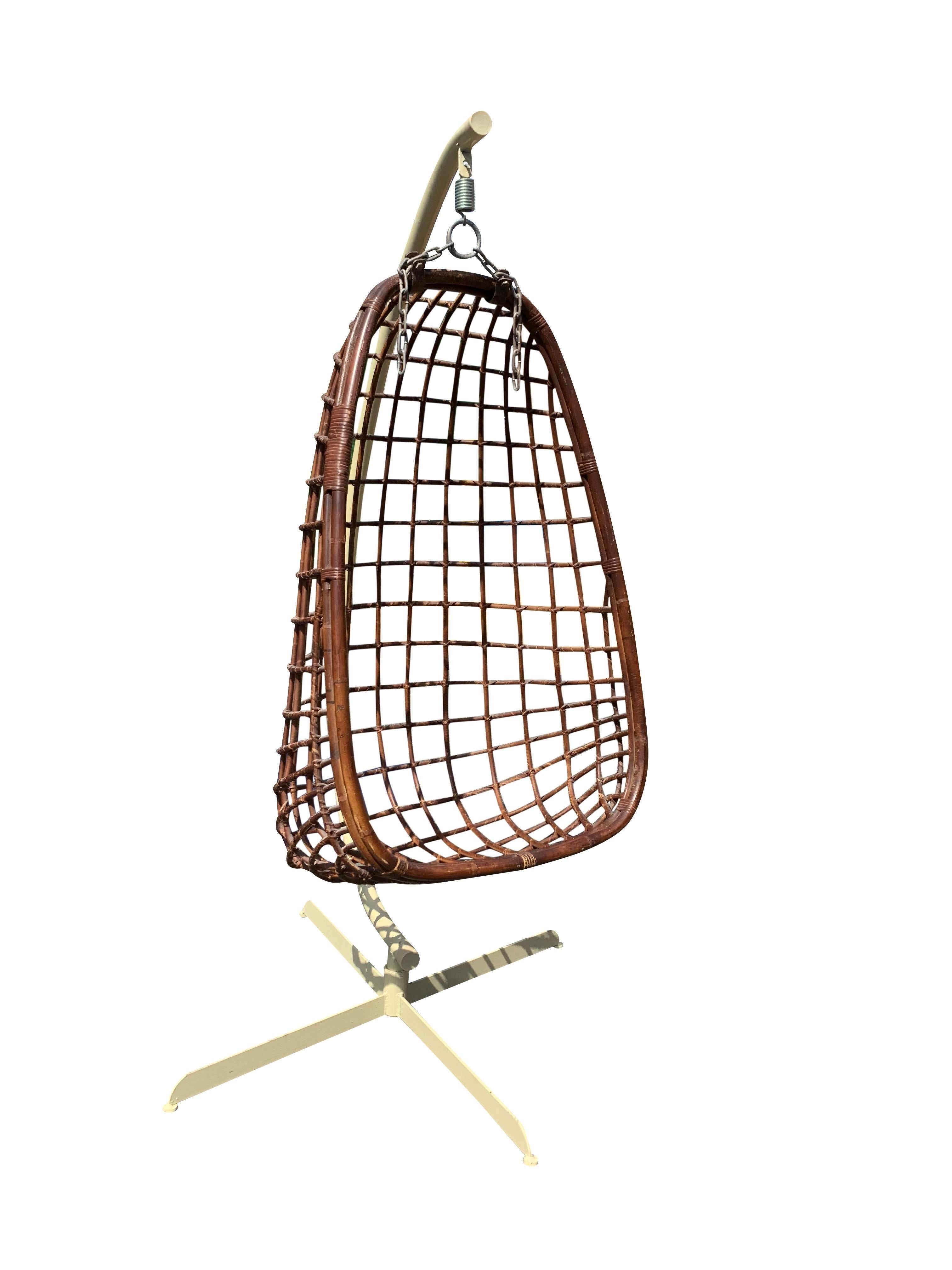 Silla huevo colgante de mimbre y ratán moderno de mediados del siglo XX en venta 2