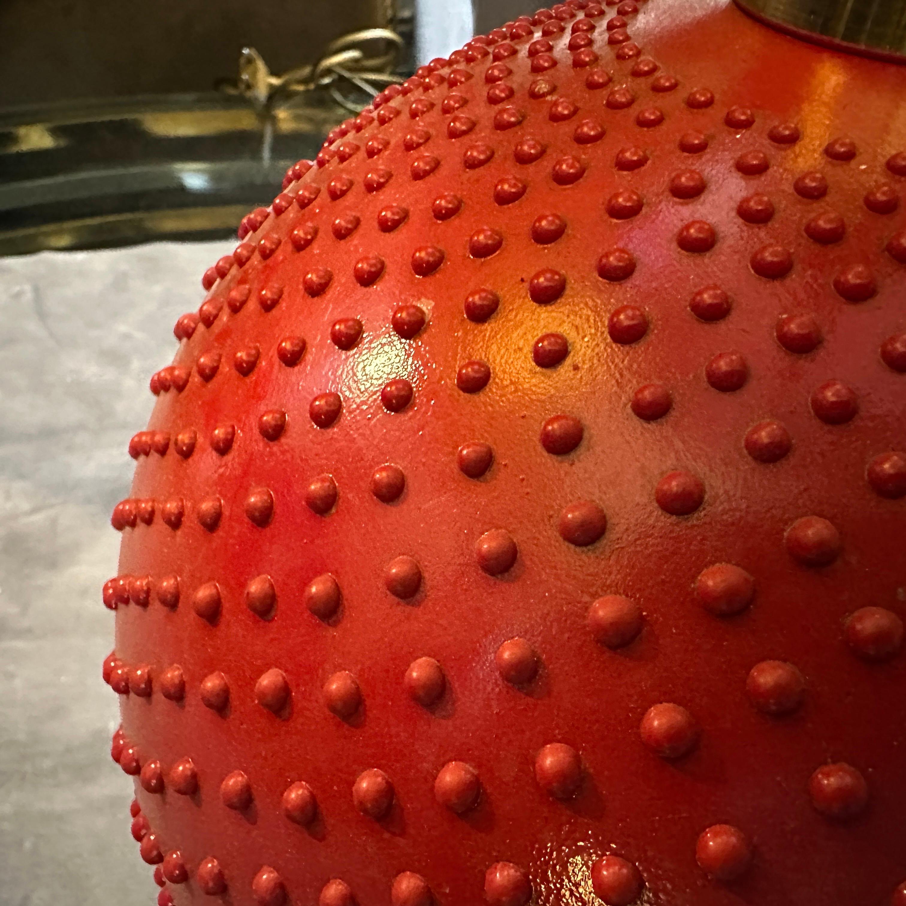 1970 Mid-Century Modern Red Ceramic and Brass Italian Table Lamp by PAF Studio en vente 4