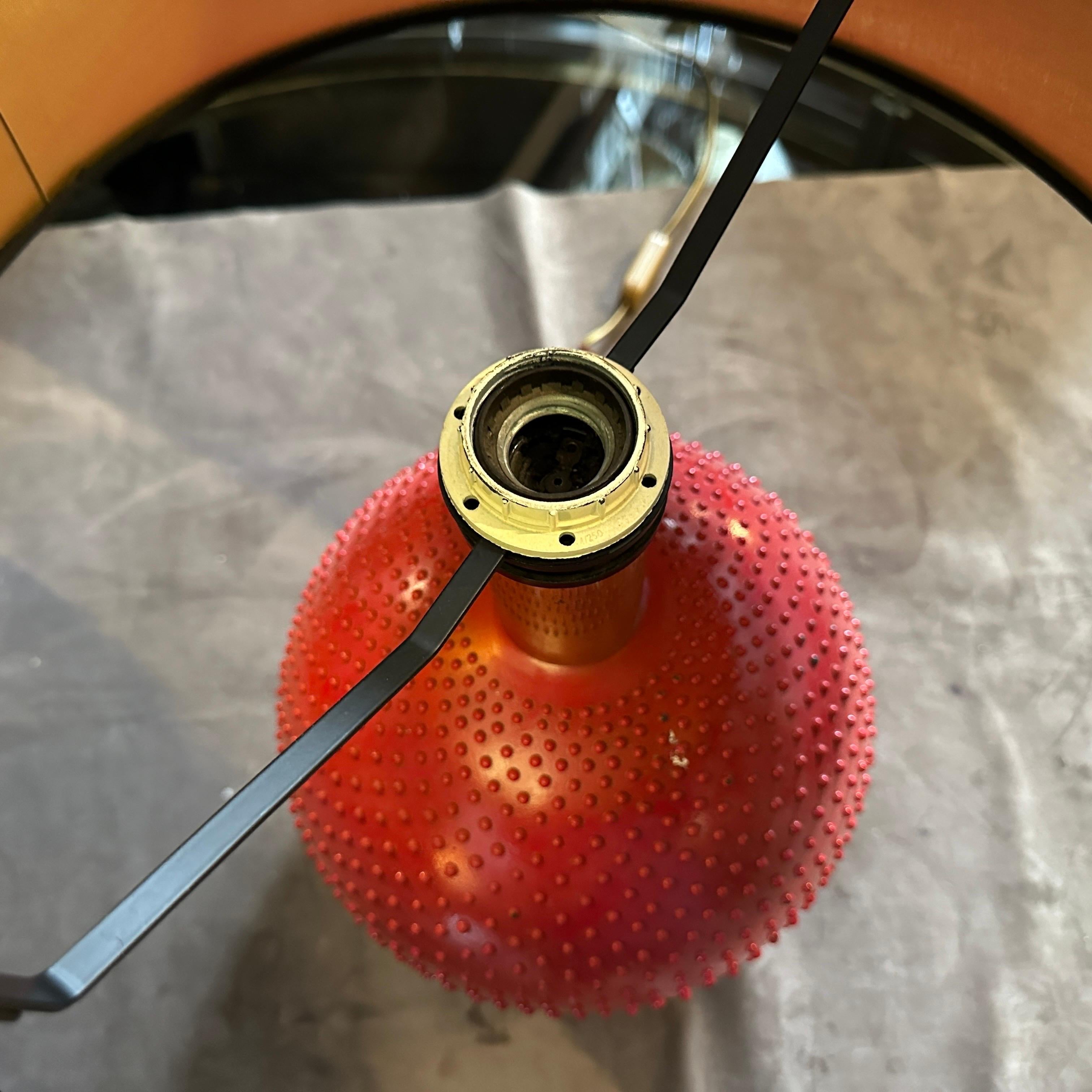 1970 Mid-Century Modern Red Ceramic and Brass Italian Table Lamp by PAF Studio en vente 5