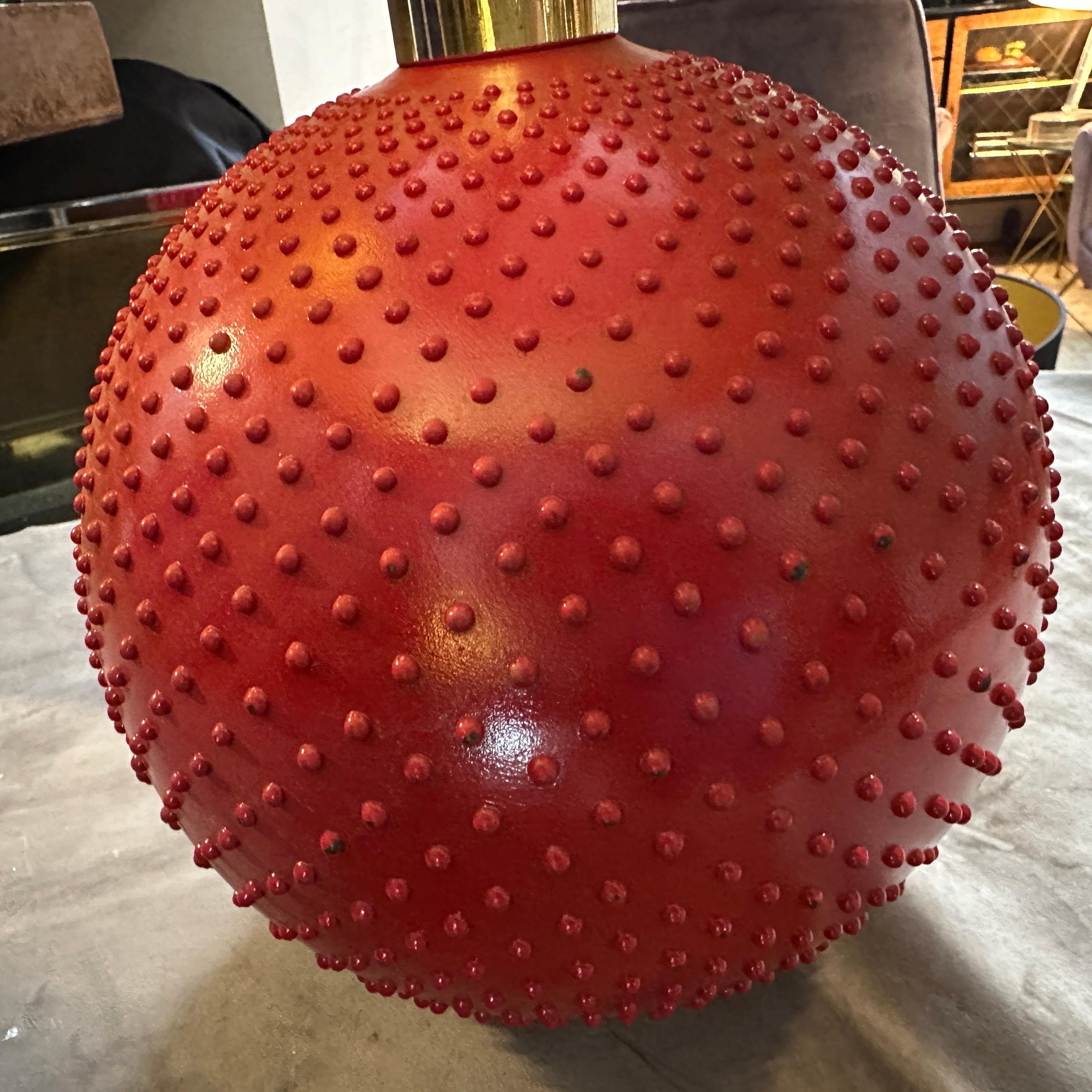 1970 Mid-Century Modern Red Ceramic and Brass Italian Table Lamp by PAF Studio en vente 7