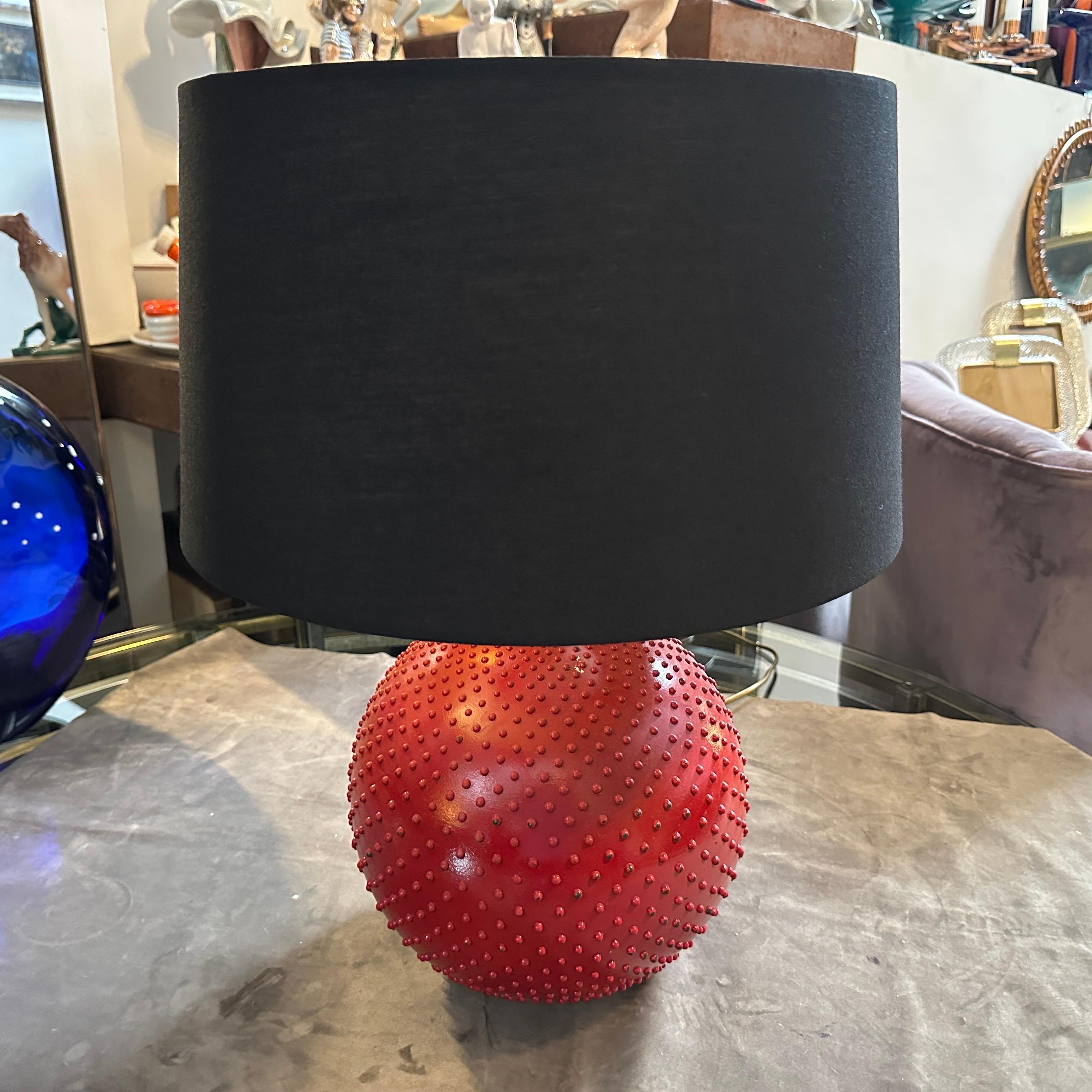 Vibrante lampe de table italienne en céramique rouge et laiton de PAF Studio, datant du milieu du siècle dernier et datant des années 1970
Illuminez votre espace avec une touche de flair italien et de charme du milieu du siècle grâce à cette