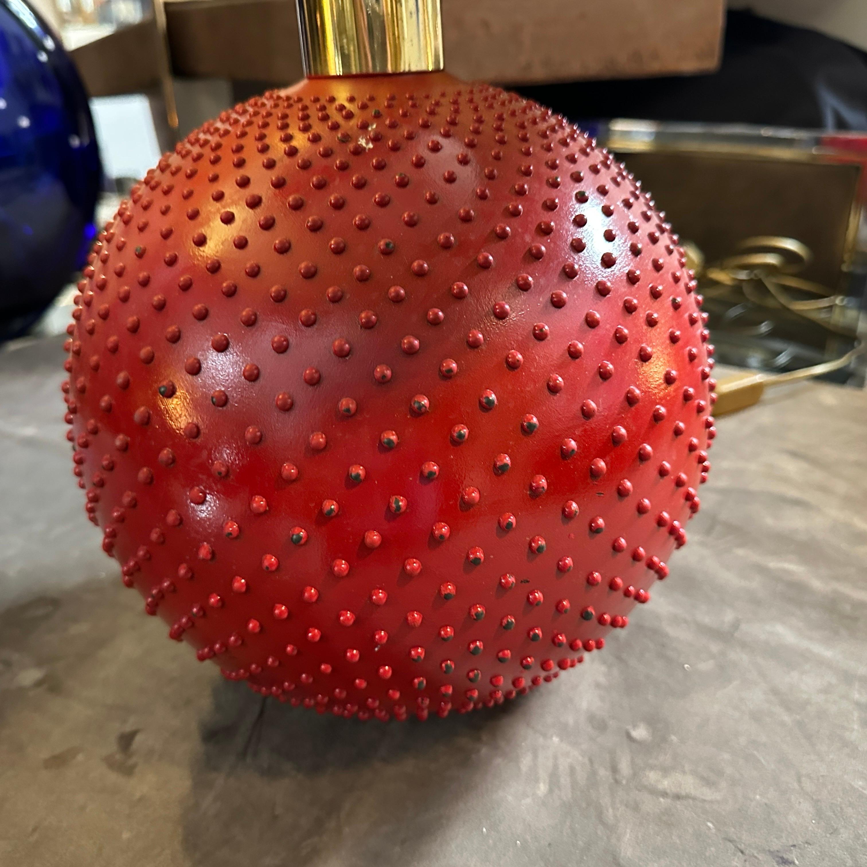 italien 1970 Mid-Century Modern Red Ceramic and Brass Italian Table Lamp by PAF Studio en vente
