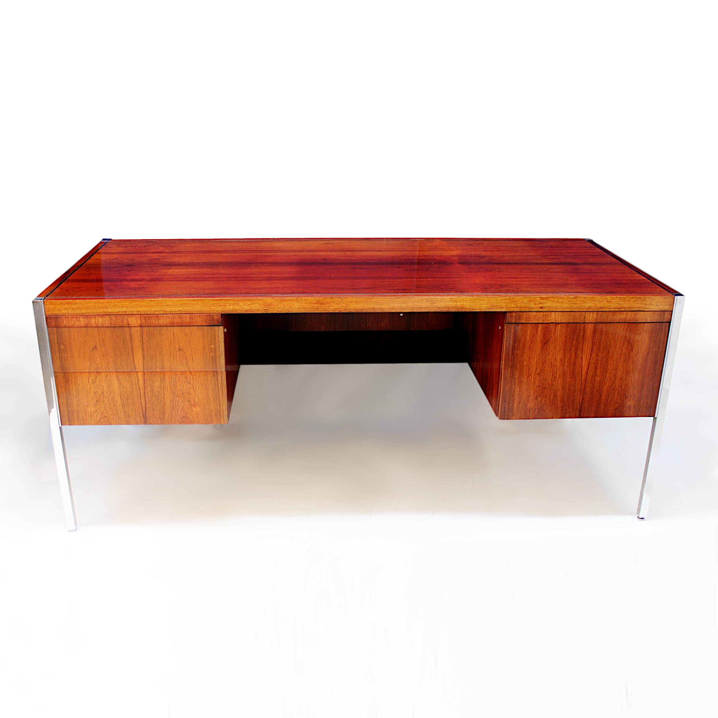 1970s Mid-Century Modern Rosewood Executive Desk by Richard Schultz for Knoll In Good Condition In Lafayette, IN