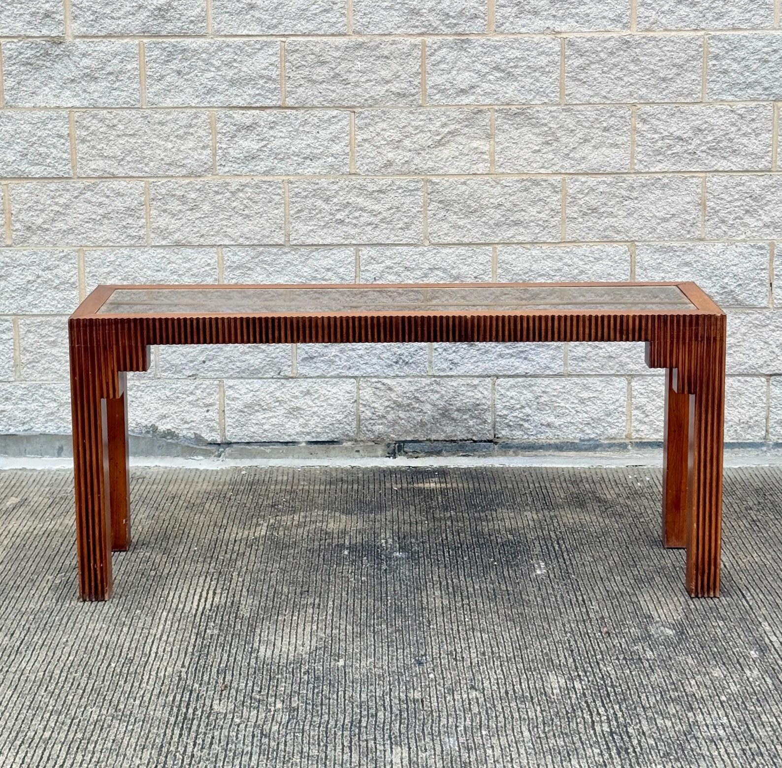 Consolle Parsons in finta radica dalle linee pulite e minimaliste.  Presenta ricche sfumature di marrone con uno splendido motivo di radica impiallacciata. Circa anni '70.