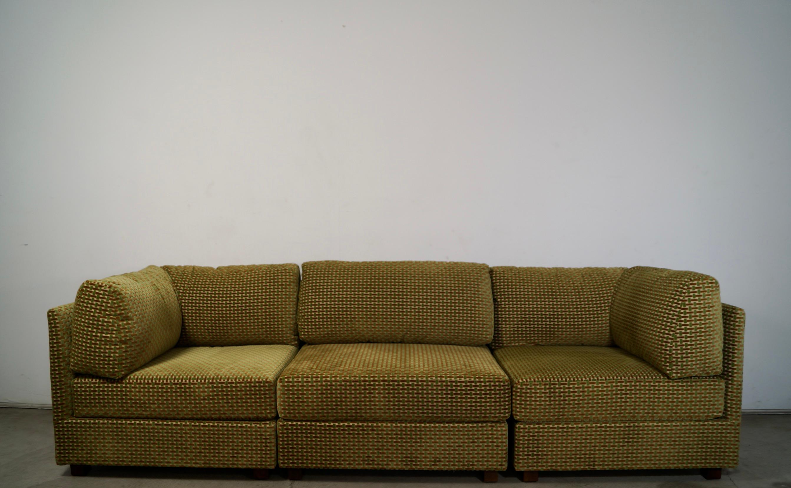 Vintage original Midcentury Modern 3-piece modular lounge couch for sale. A été professionnellement reupholstered dans un nouveau velours vintage old stock. Le velours a un fond blanc cassé avec un motif croisé en relief de velours vert et marron.