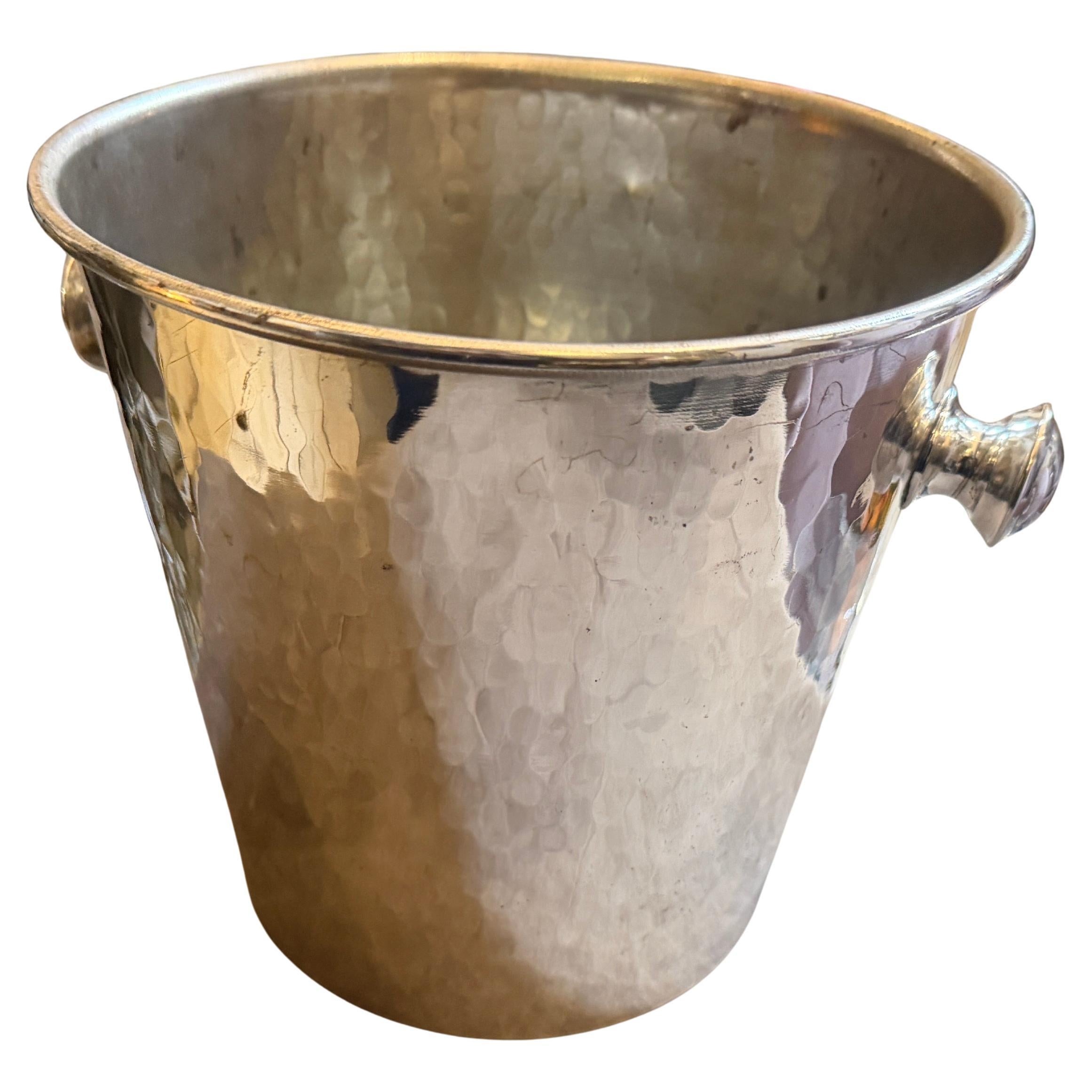 1970 Mid-Century Modern Italian Hammered Silver Plated Wine Cooler (refroidisseur à vin italien martelé) en vente