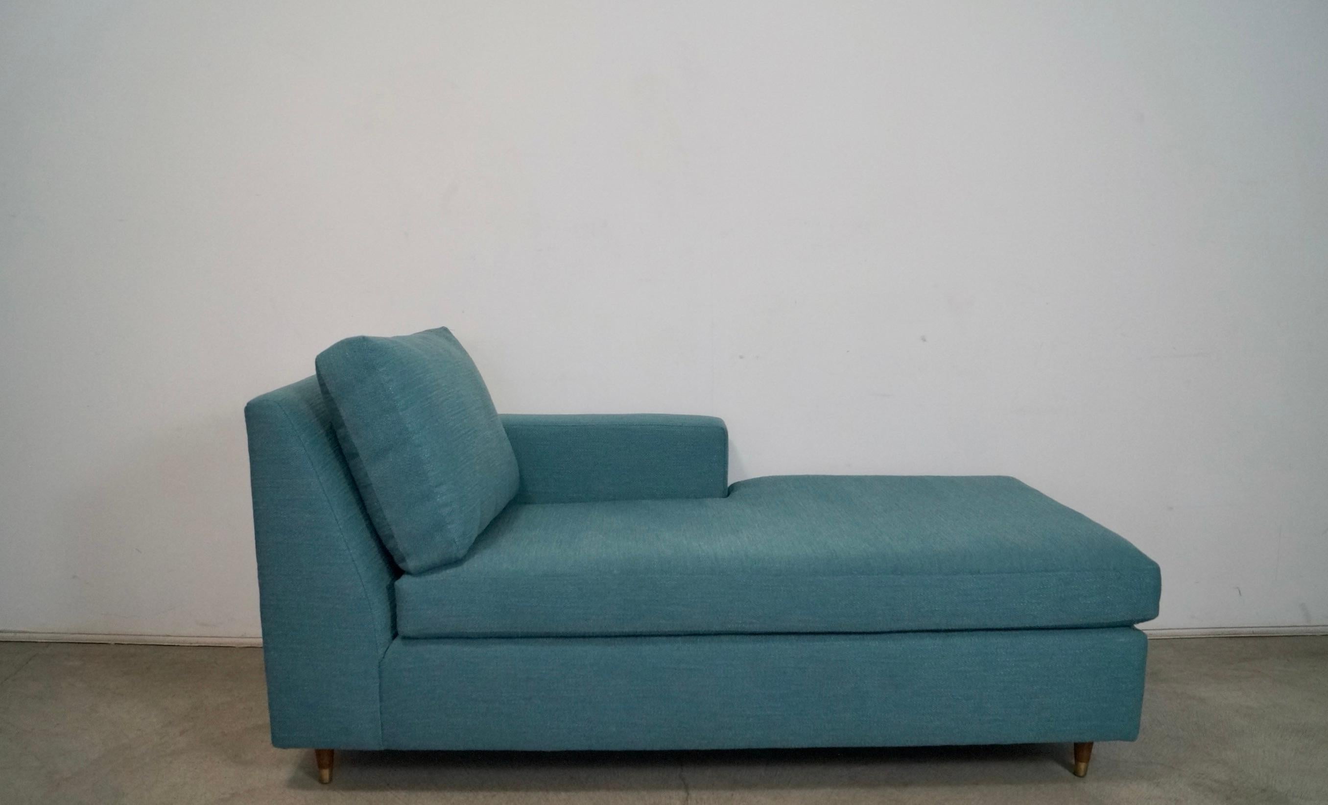 1970's Mid-Century Modern Single Arm Reupholstered Chaise Lounge Daybed In Excellent Condition For Sale In Burbank, CA