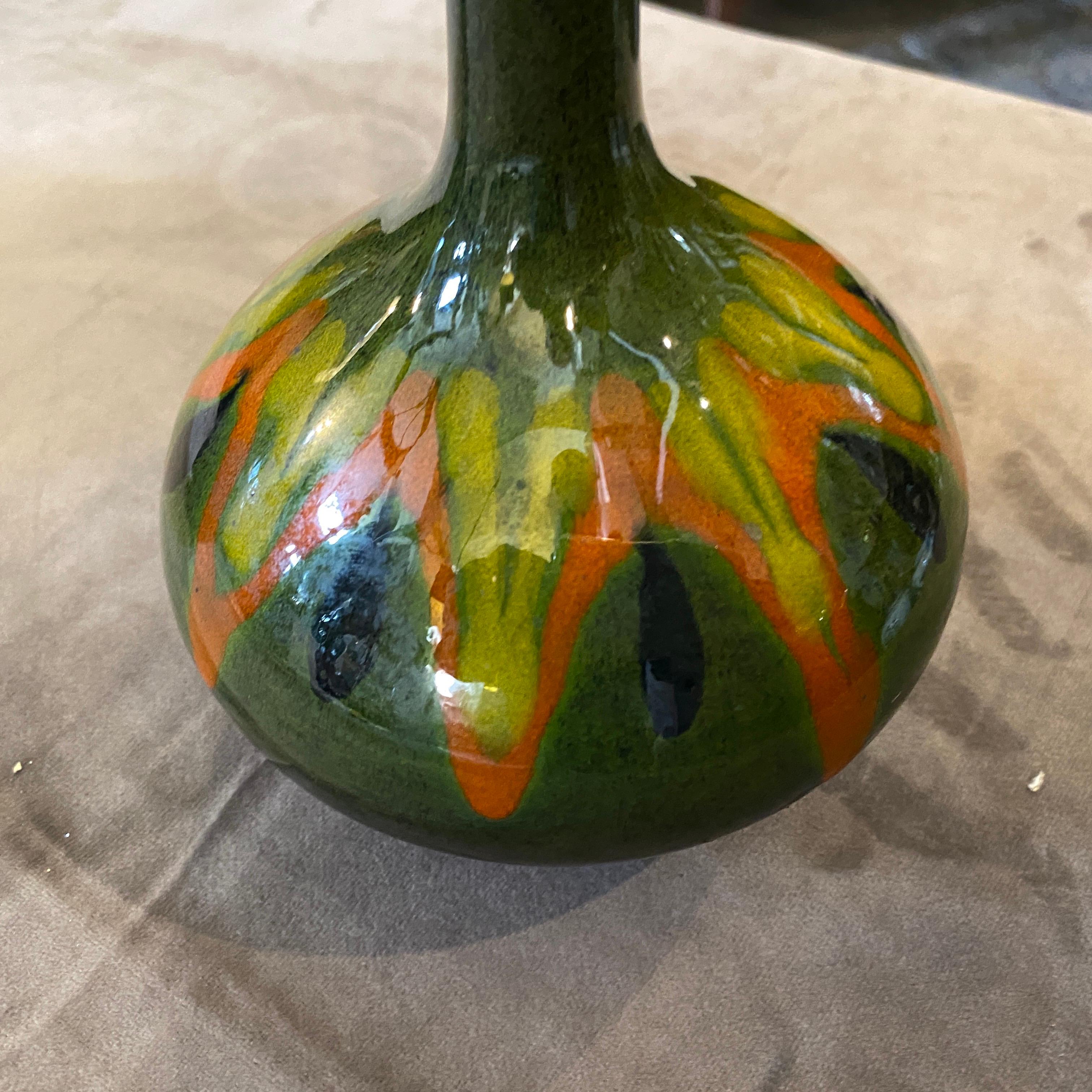 Un vase particulier en céramique verte, rouge et jaune, fabriqué en Italie dans les années 70 par Bertoncello. Vase, il est en parfait état.
