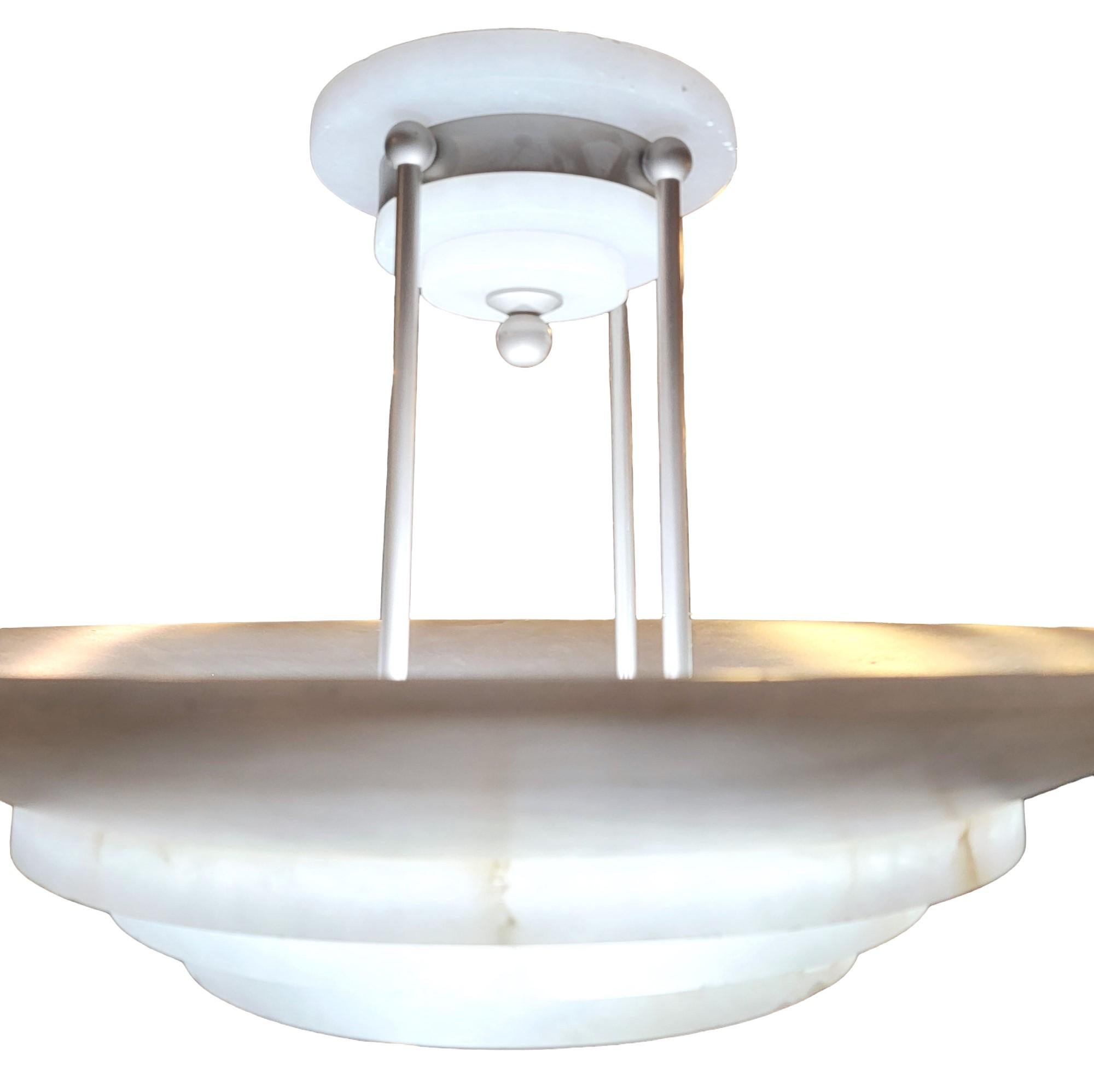 Lampadario in marmo anni '70. Meravigliosi strati bianchi traslucidi con piccole variazioni di colore. Minima usura dovuta all'età e all'uso.