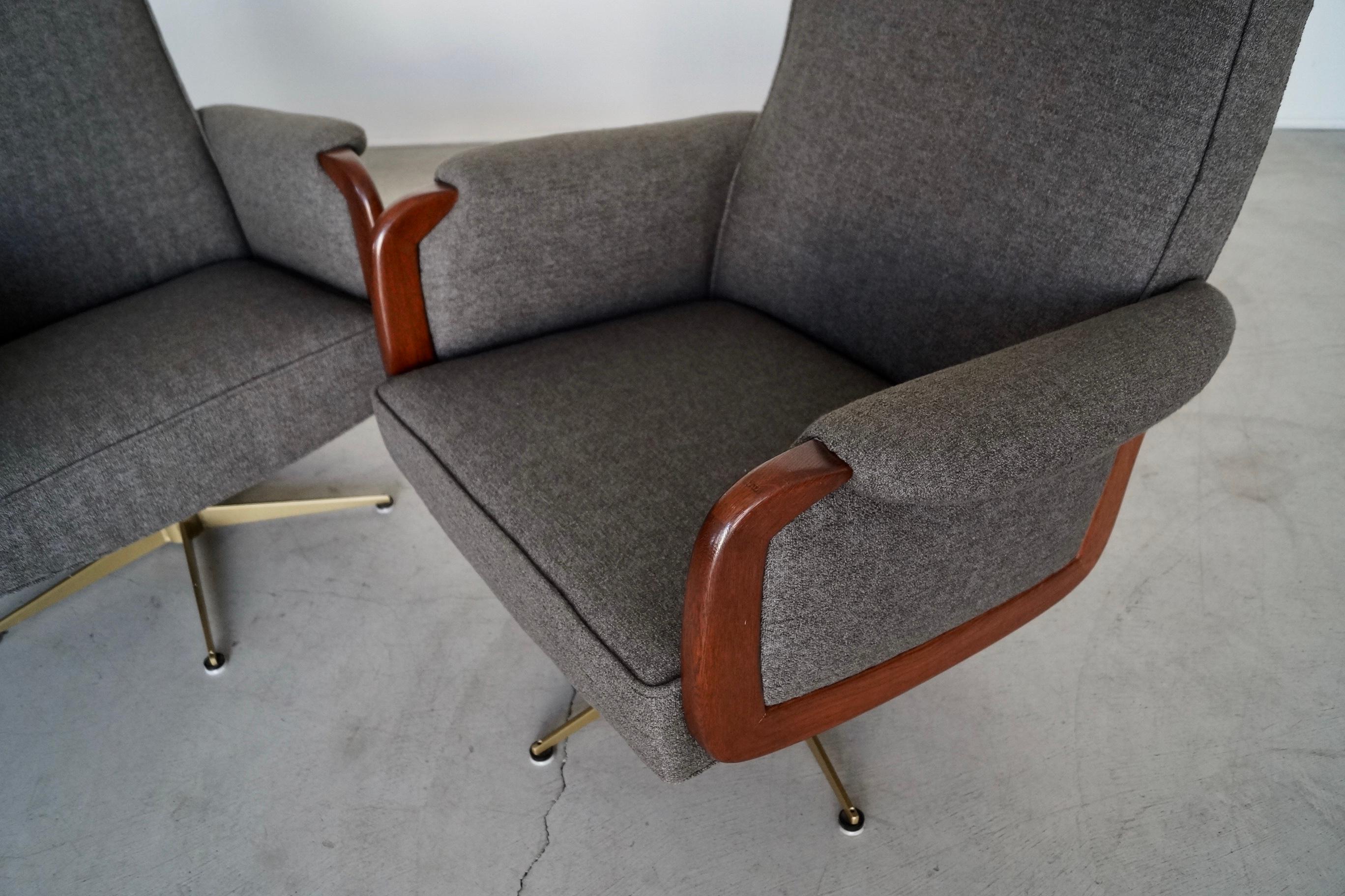 1970's Mid-Century Modern Swivel Lounge Chairs - ein Paar im Angebot 4