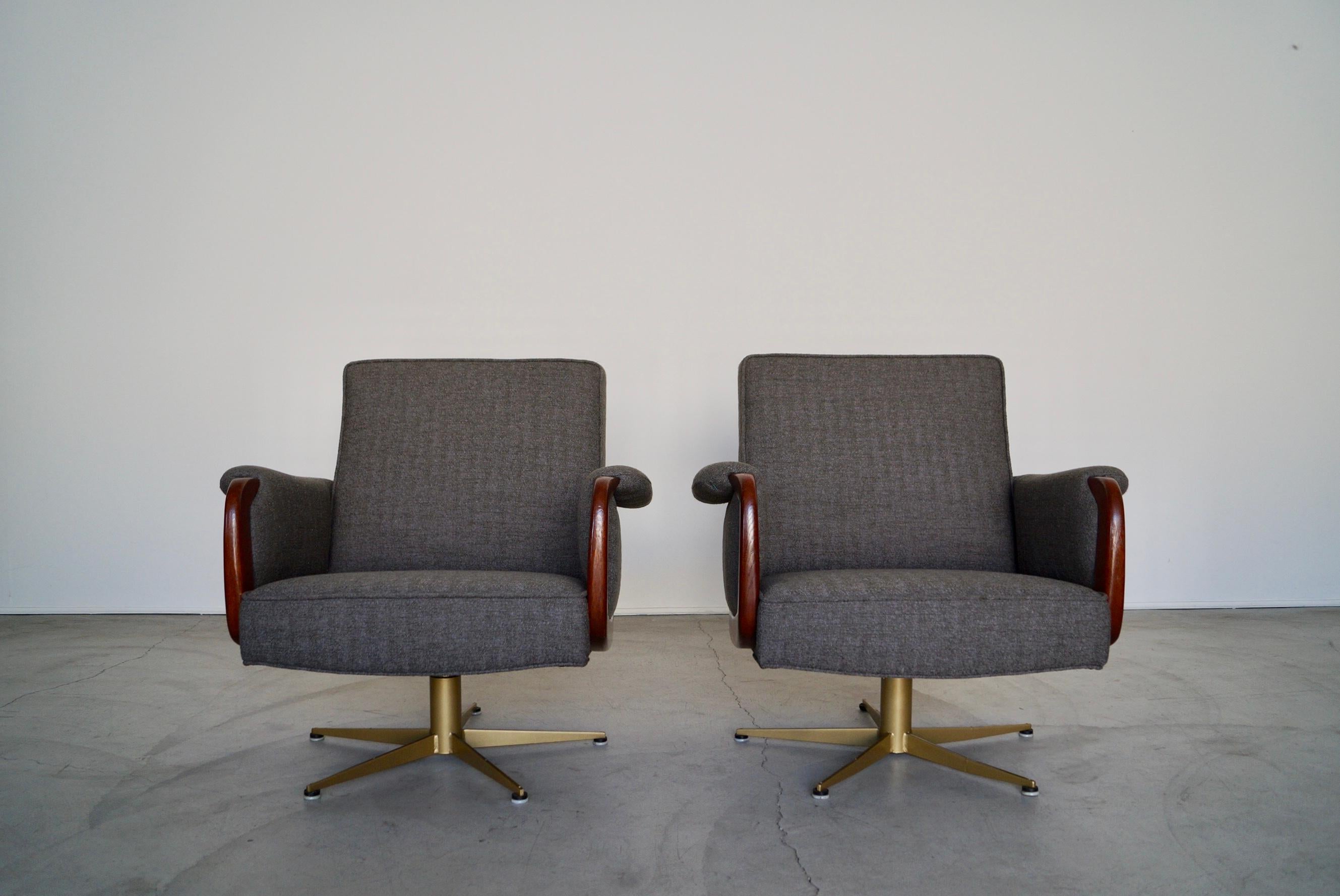 1970's Mid-Century Modern Swivel Lounge Chairs - ein Paar (Moderne der Mitte des Jahrhunderts) im Angebot