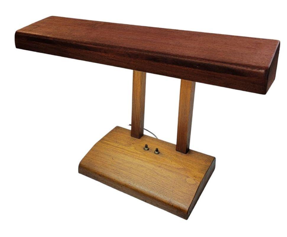 Lampe de table scandinave en bois et laiton fabriquée à la main. Conçue pour être facile à utiliser et pour apporter beaucoup de lumière à son environnement. Le col de la lampe est en bronze et réglable de haut en bas en forme de col de cygne.
