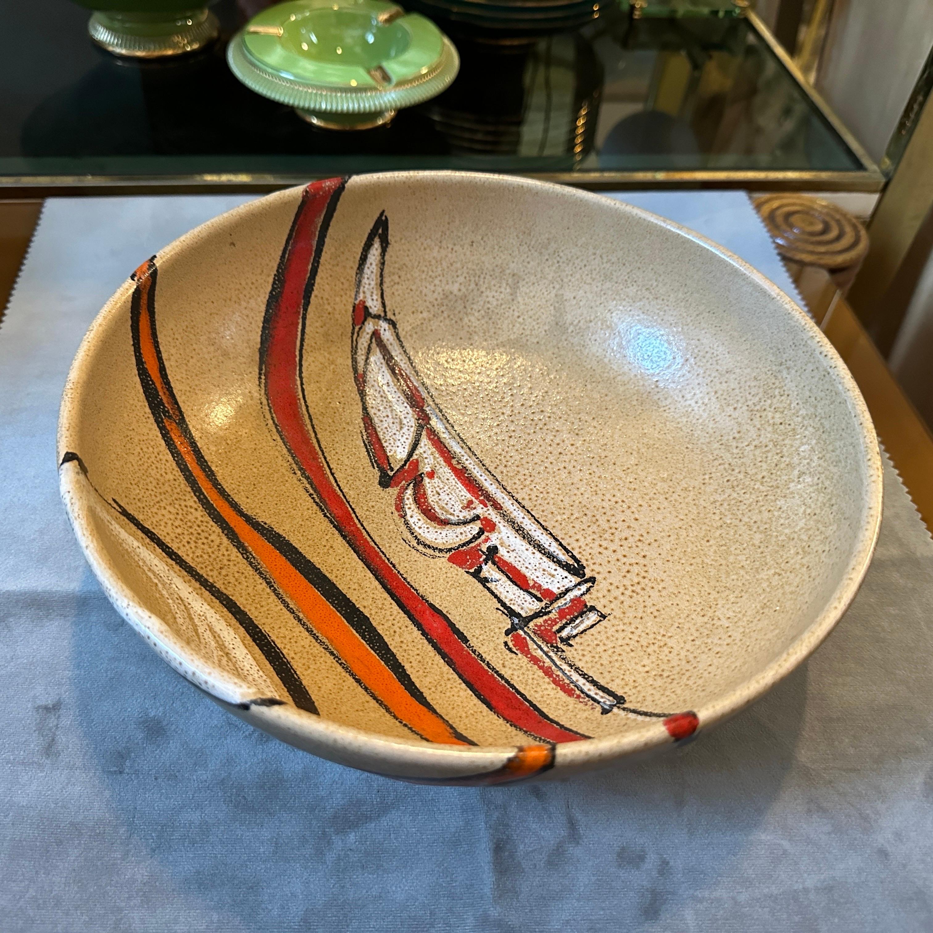 Un bol en céramique marron, rouge, orange et blanc des années 1970, conçu et fabriqué par Gemi Faenza, en bon état dans l'ensemble et signé sur le fond. Il s'agit d'une pièce vibrante et artistique qui reflète la créativité et le savoir-faire de son