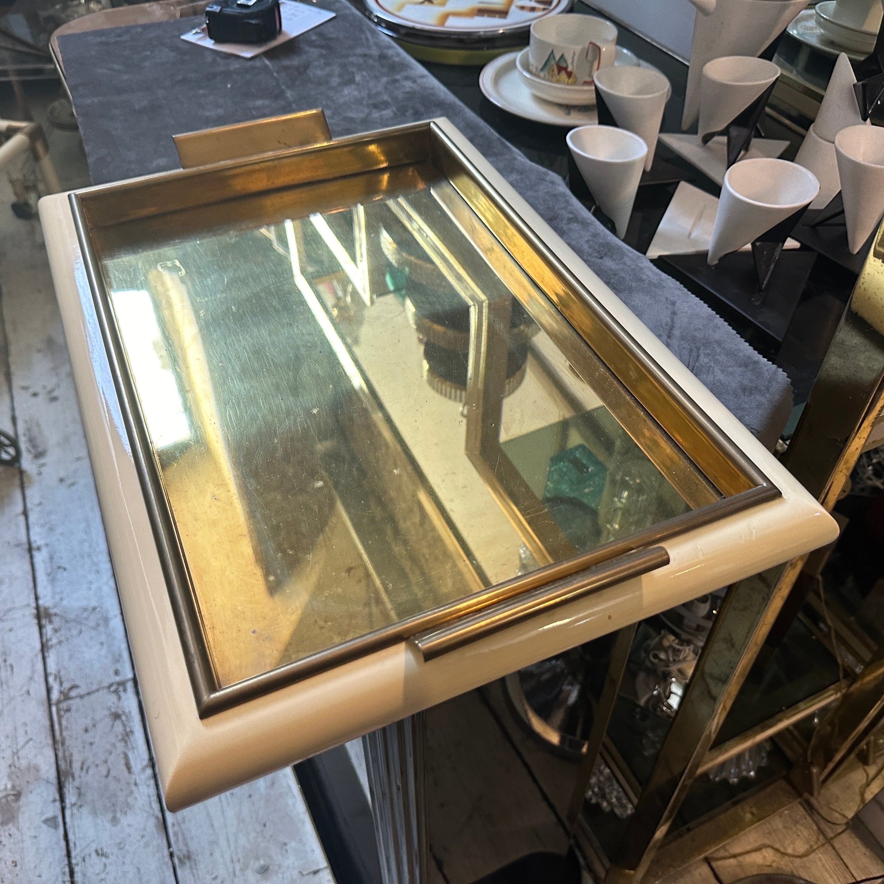 This 1970s Tommaso Barbi rectangular serving tray reflects the elegance and design flair typical of Barbi's work. The tray has a luxurious and modern aesthetic, characterized by its clean lines and a blend of materials. The base of the tray is a