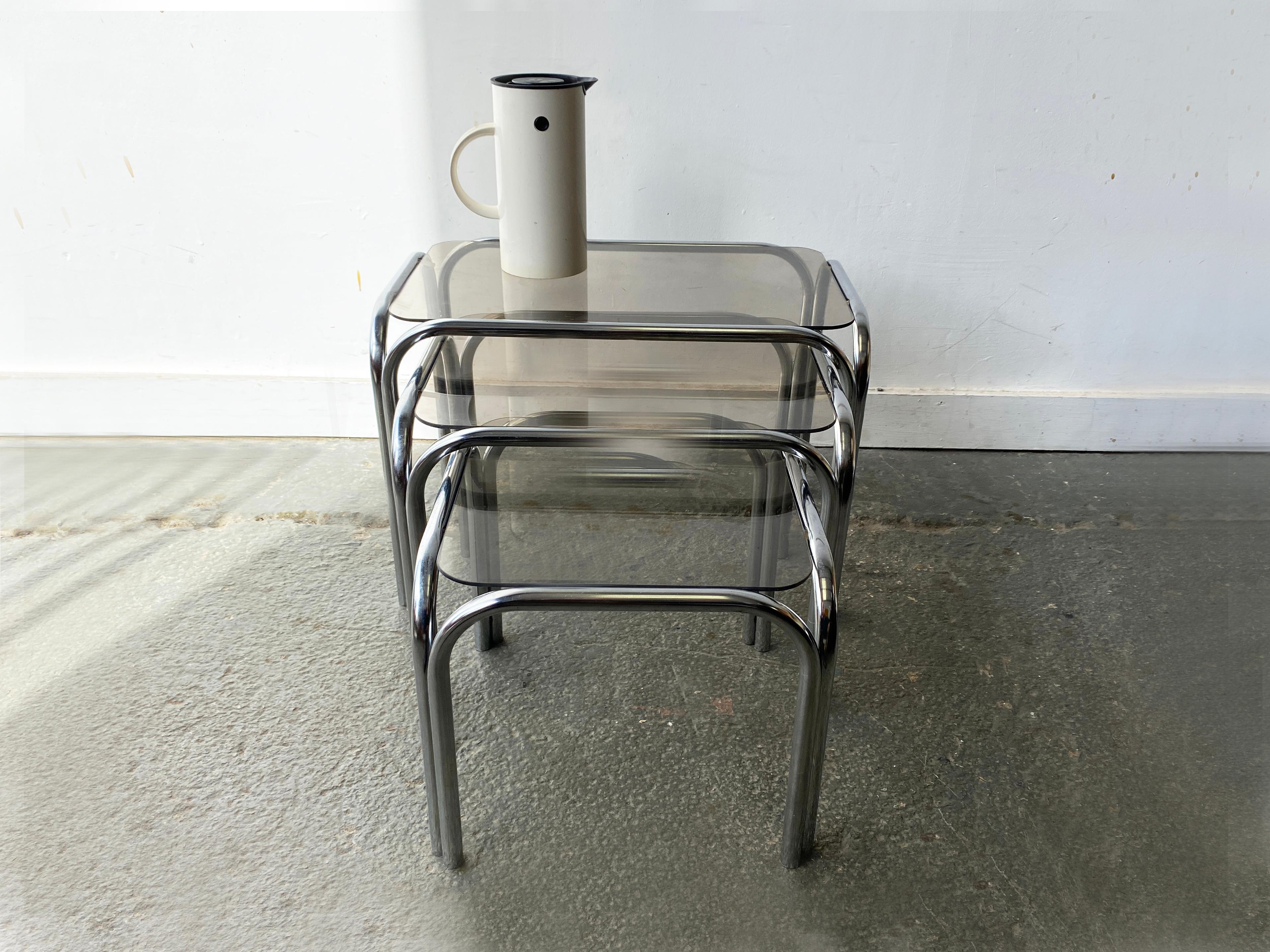 Mid-Century moderno Tavoli di nidificazione in tubolare cromato e vetro fumé del Mid-Century Modern degli anni '70 in vendita