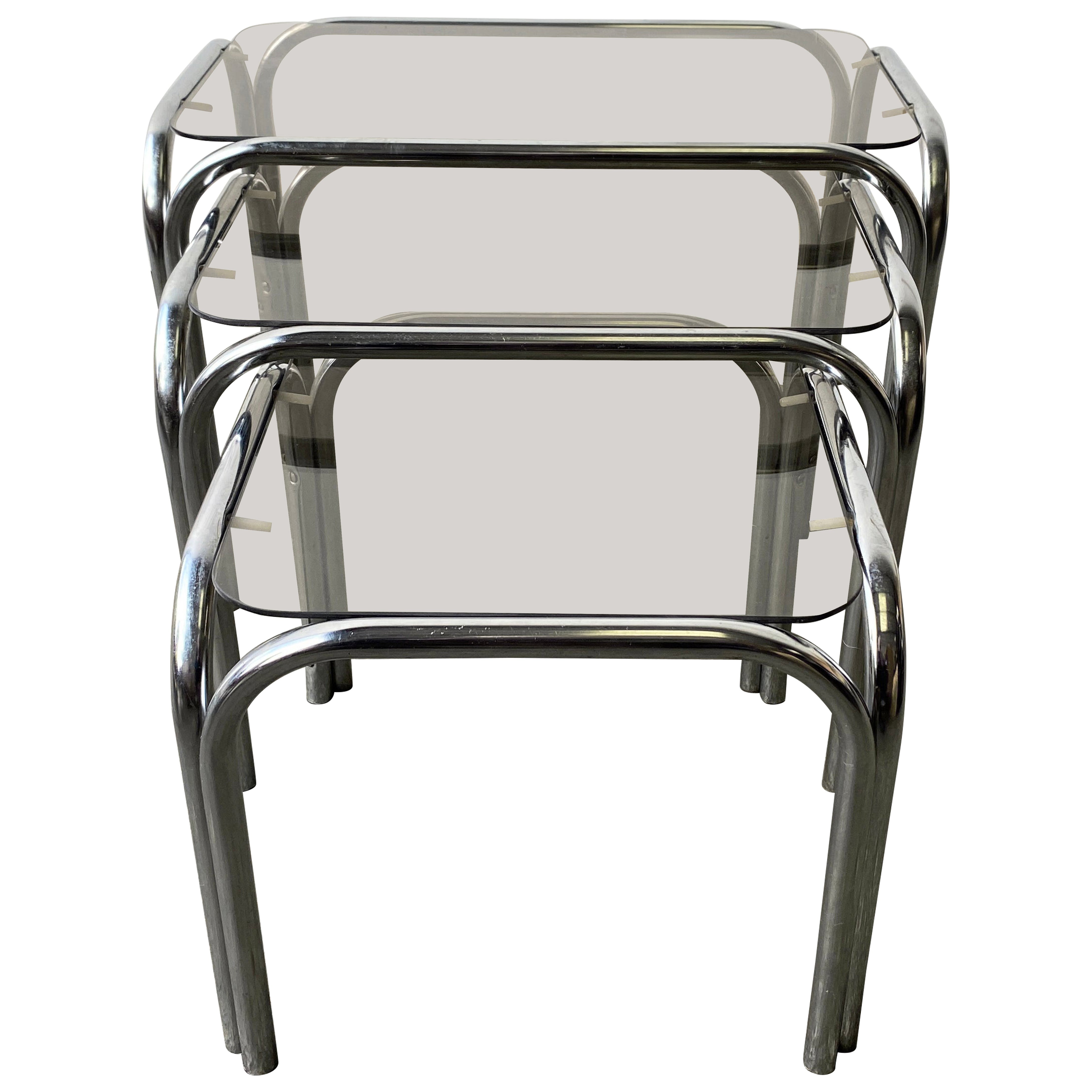 Tavoli di nidificazione in tubolare cromato e vetro fumé del Mid-Century Modern degli anni '70 in vendita
