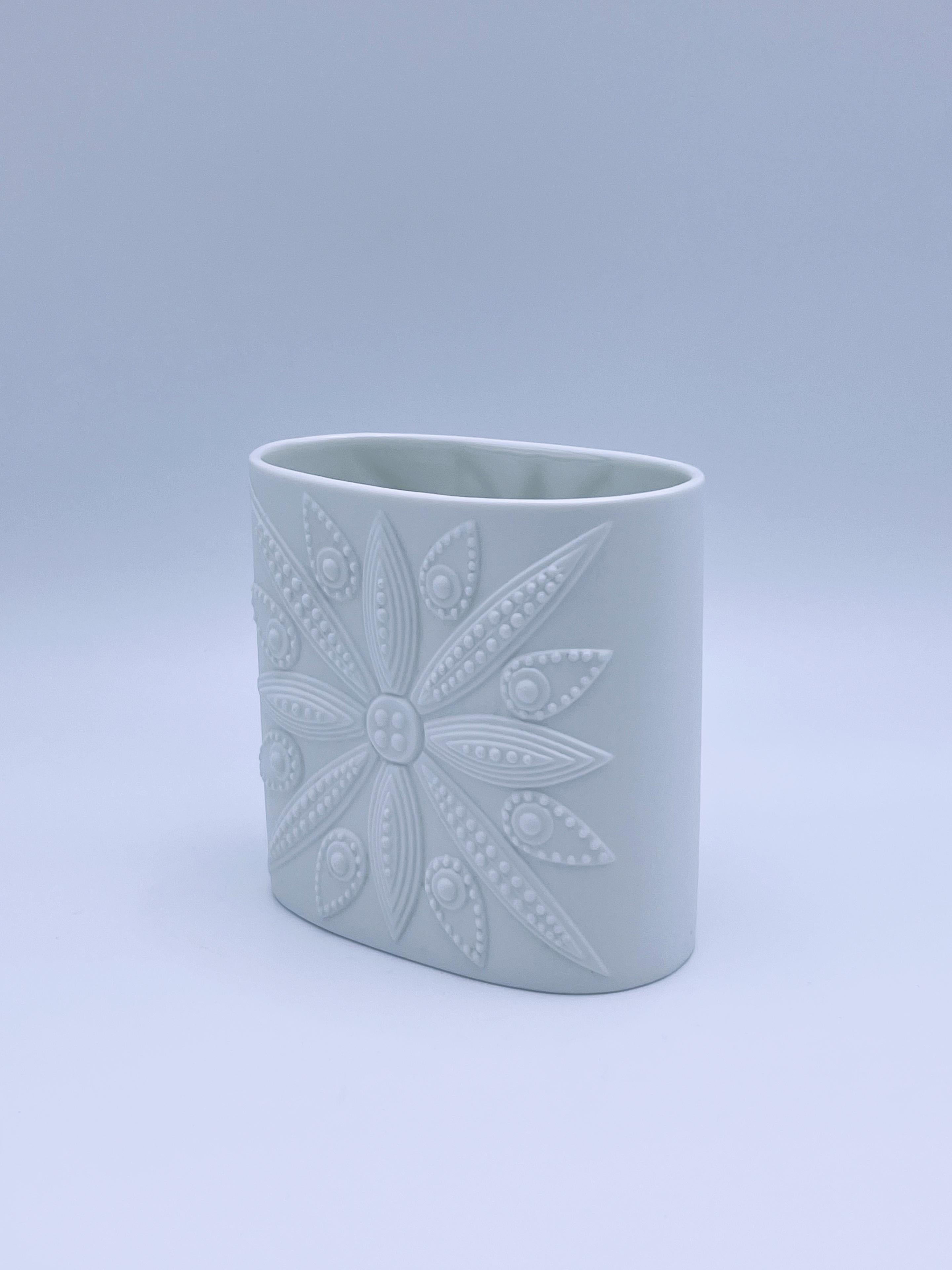 This elegant Mid-century Modern vase Model 1897, designed by Finnish artist Nanny Still (Helsinki, Finland 1926 -Brussels, Belgium 2009 ), was created in the 1970s for the renowned German porcelain manufacturer H&G Selb Bavaria Heinrich & Co.