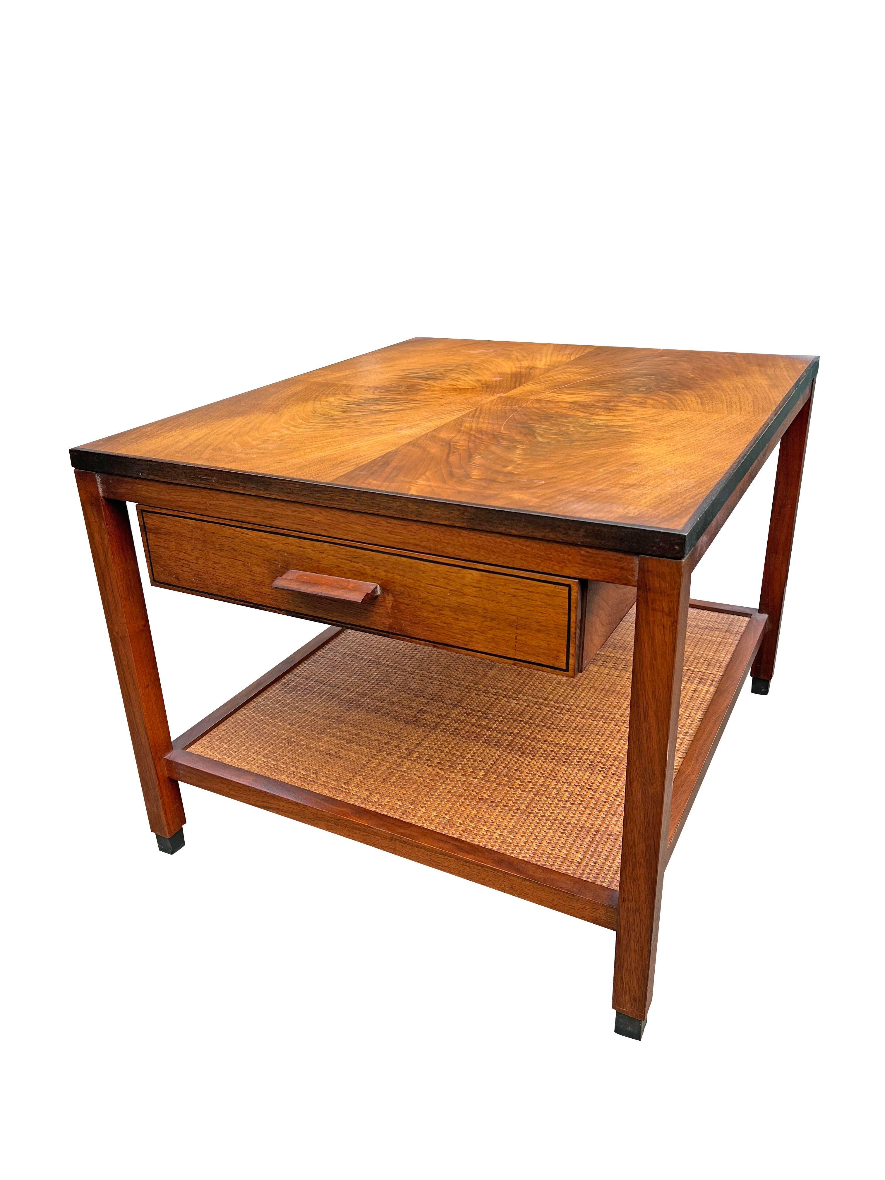 Table d'appoint vintage moderne du milieu du siècle avec canne.

Élevez votre espace de vie avec cette étonnante table d'appoint vintage de style moderne du milieu du siècle. Cette pièce unique allie la beauté naturelle du bois à la fonctionnalité