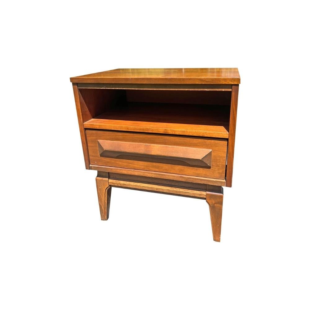1970 Mid Century Modern Vintage Single Nightstand End Table

Cette table de nuit vintage simple, élégante et raffinée, capture parfaitement l'essence du design moderne du milieu du siècle dernier. Doté de lignes épurées et d'un tiroir fonctionnel