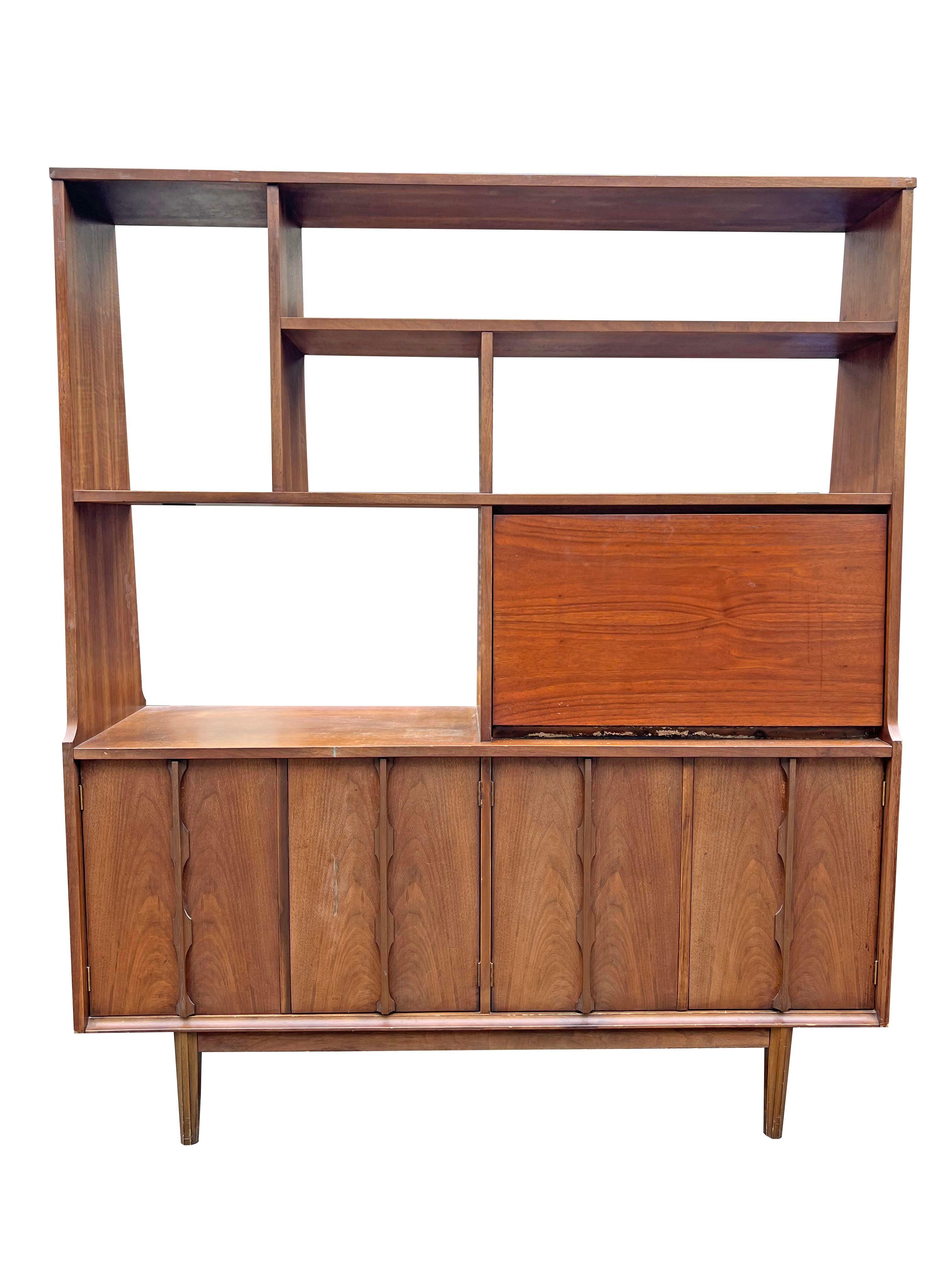 Vintage Mid-Century Modern Wall Unit Display Cabinet

Vintage: 1970er Mid-Century Modern Wandschrank oder Raumteiler
Stil: Dänischer Stil
Design/One: Große Größe mit viel Stauraum und einem verschließbaren Schrank für die Bar
Merkmale: Verstellbare