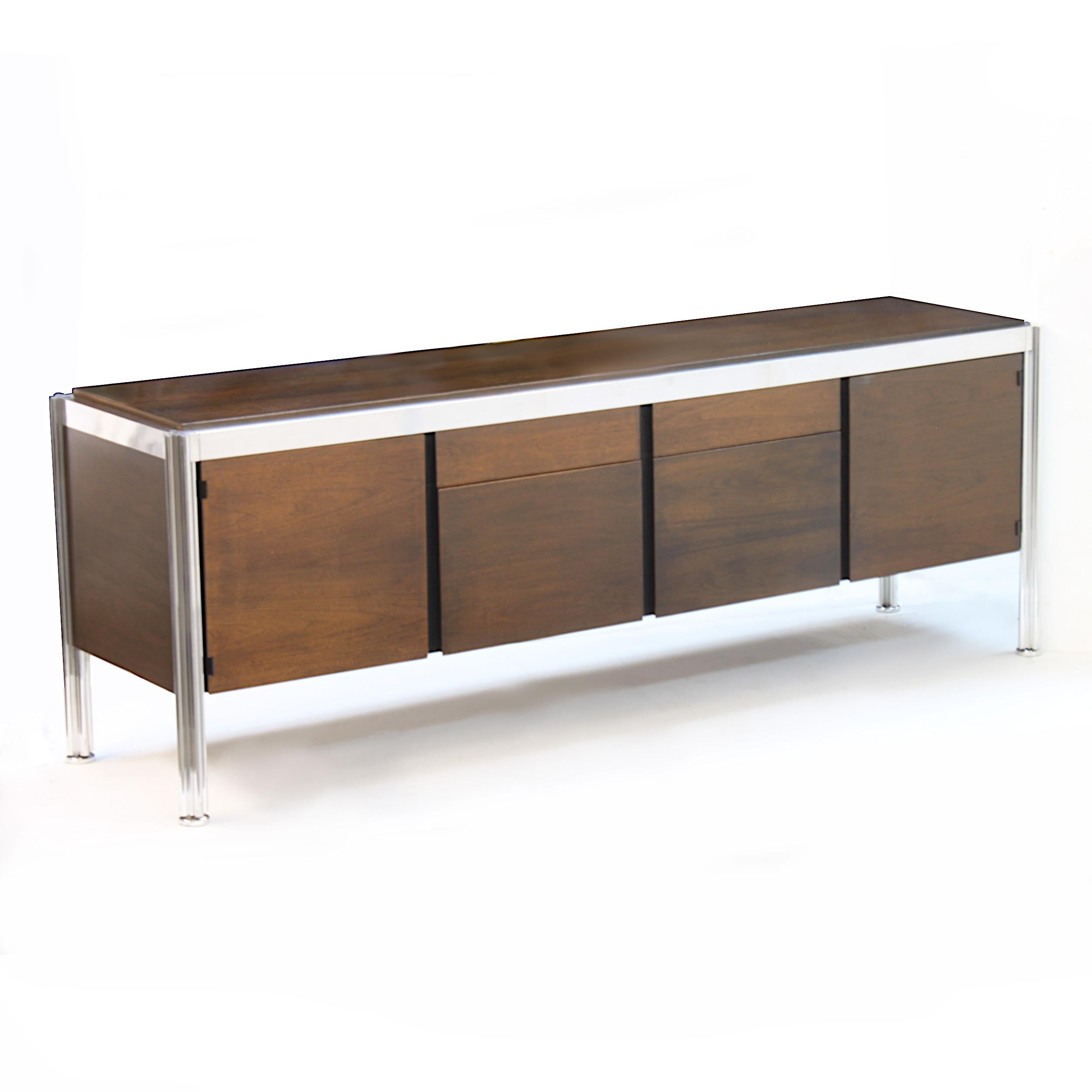 Moulage crédence en noyer et aluminium des années 1970:: style moderne du milieu du siècle:: signée George Ciancimino
