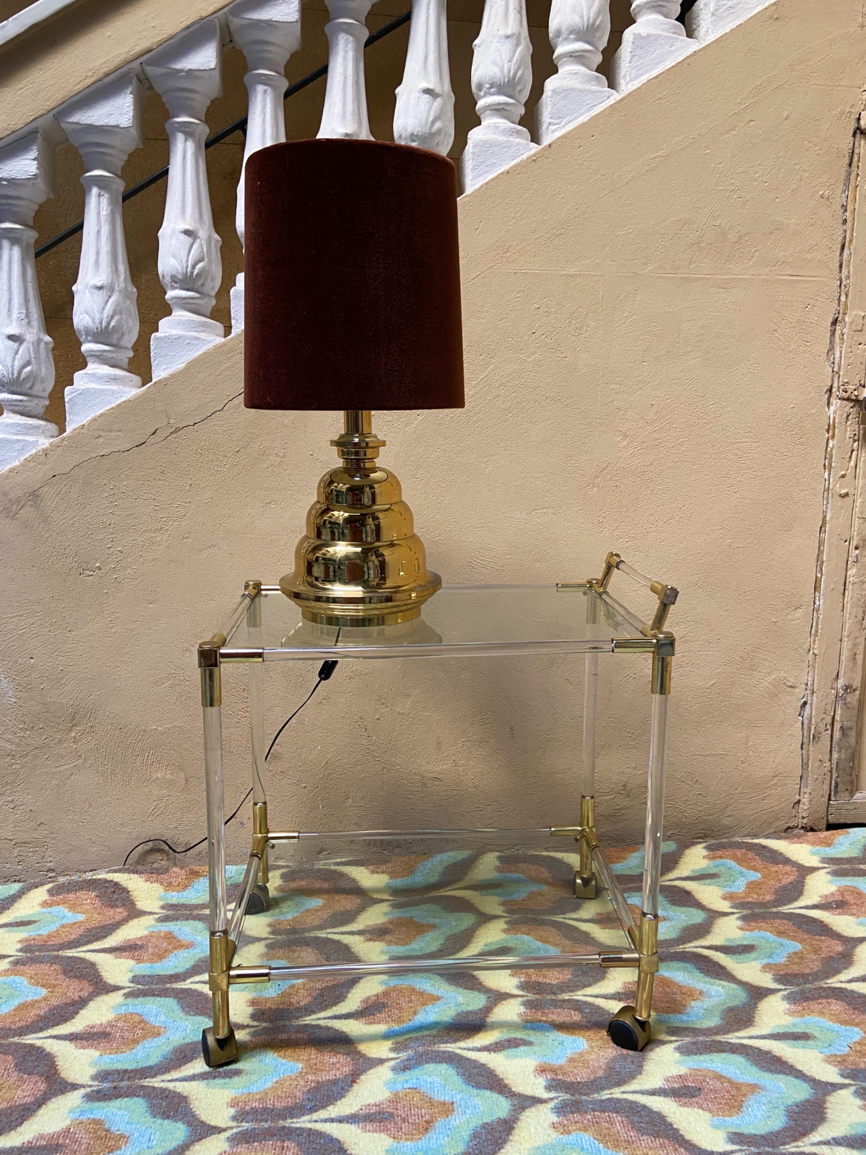 Lámpara de mesa italiana de los años 70 realmente exquisita. La base de metal dorado, graciosamente esculpida en una bella forma ondulada. Pero lo que se lleva la palma es el original tono de terciopelo marrón chocolate, que proyecta un resplandor