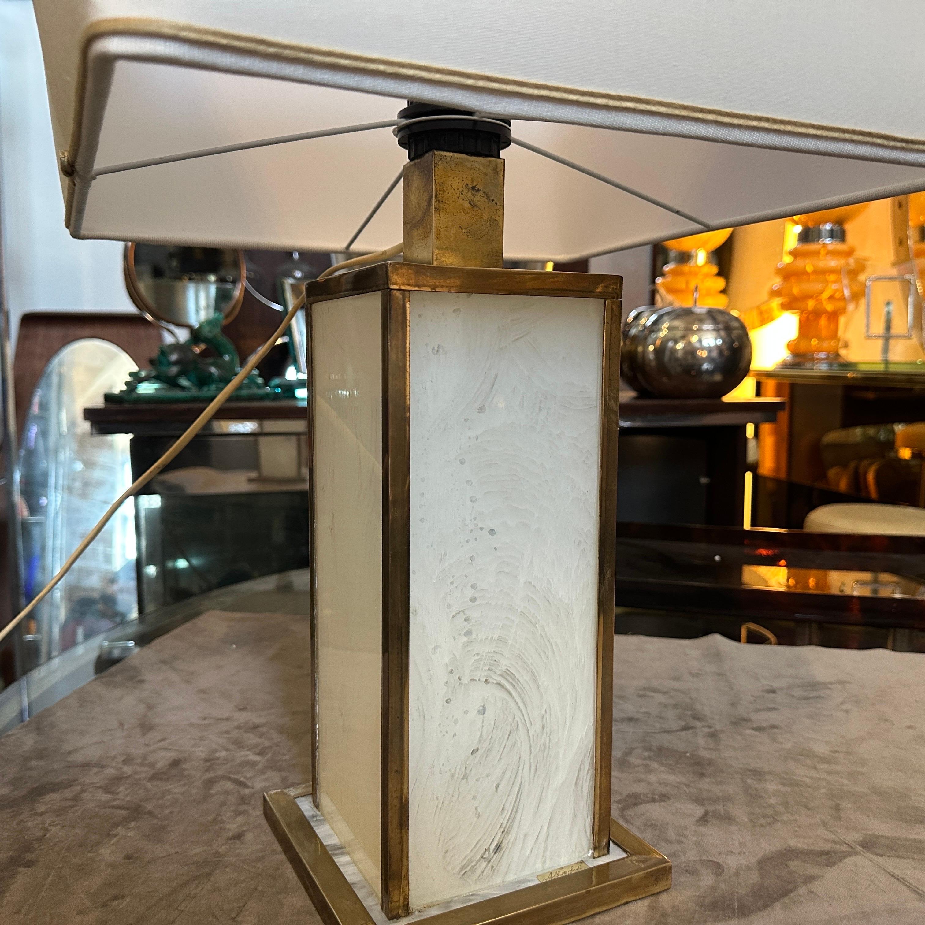 Lámpara de mesa italiana de mediados de siglo de lucita blanca y latón de los años 70 en venta 4