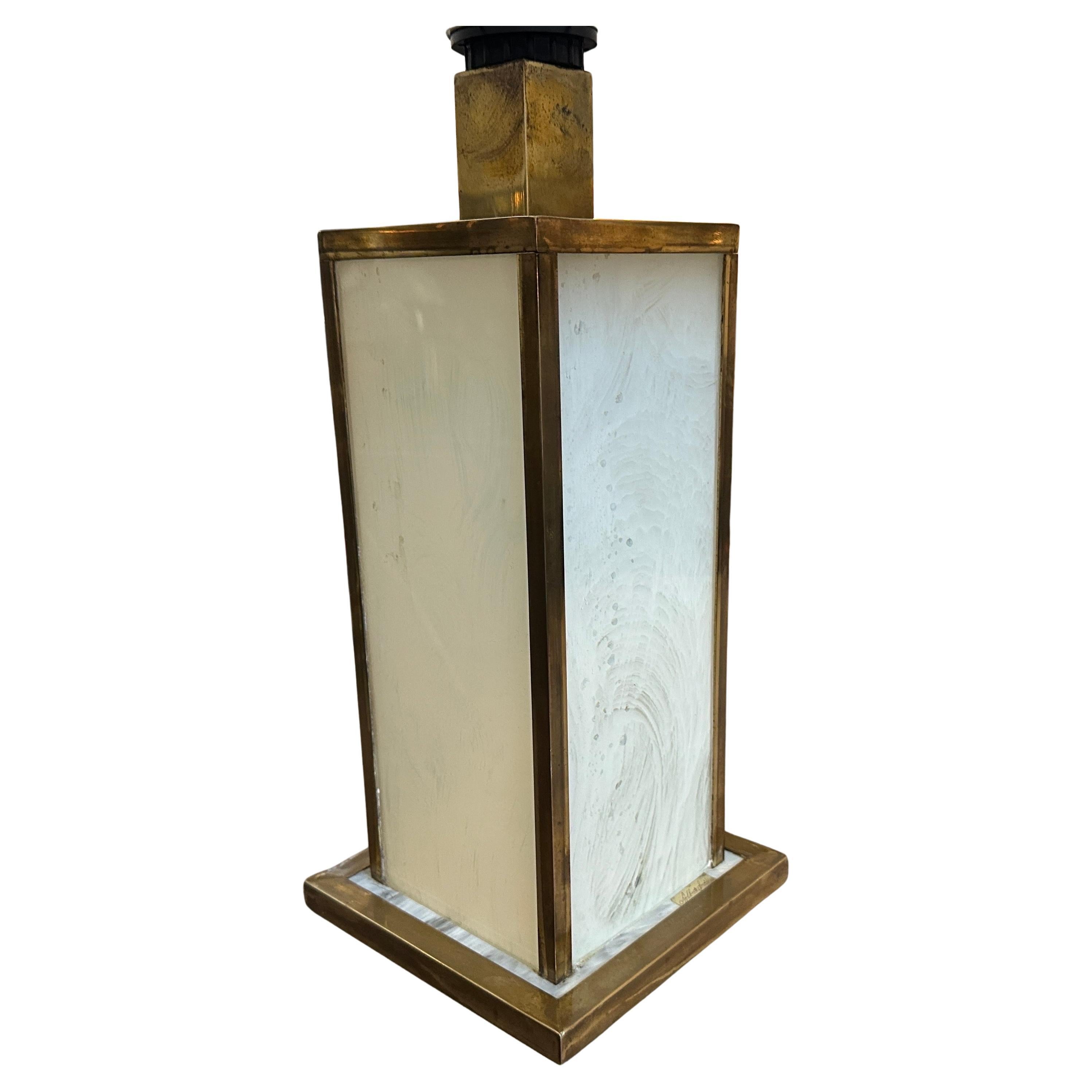 Elegante lámpara de sobremesa italiana de mediados de siglo XX de lucita blanca y latón
Ilumina tu espacio con el sofisticado resplandor de esta elegante lámpara de sobremesa Moderna de mediados de siglo de los 70, una pieza por excelencia del