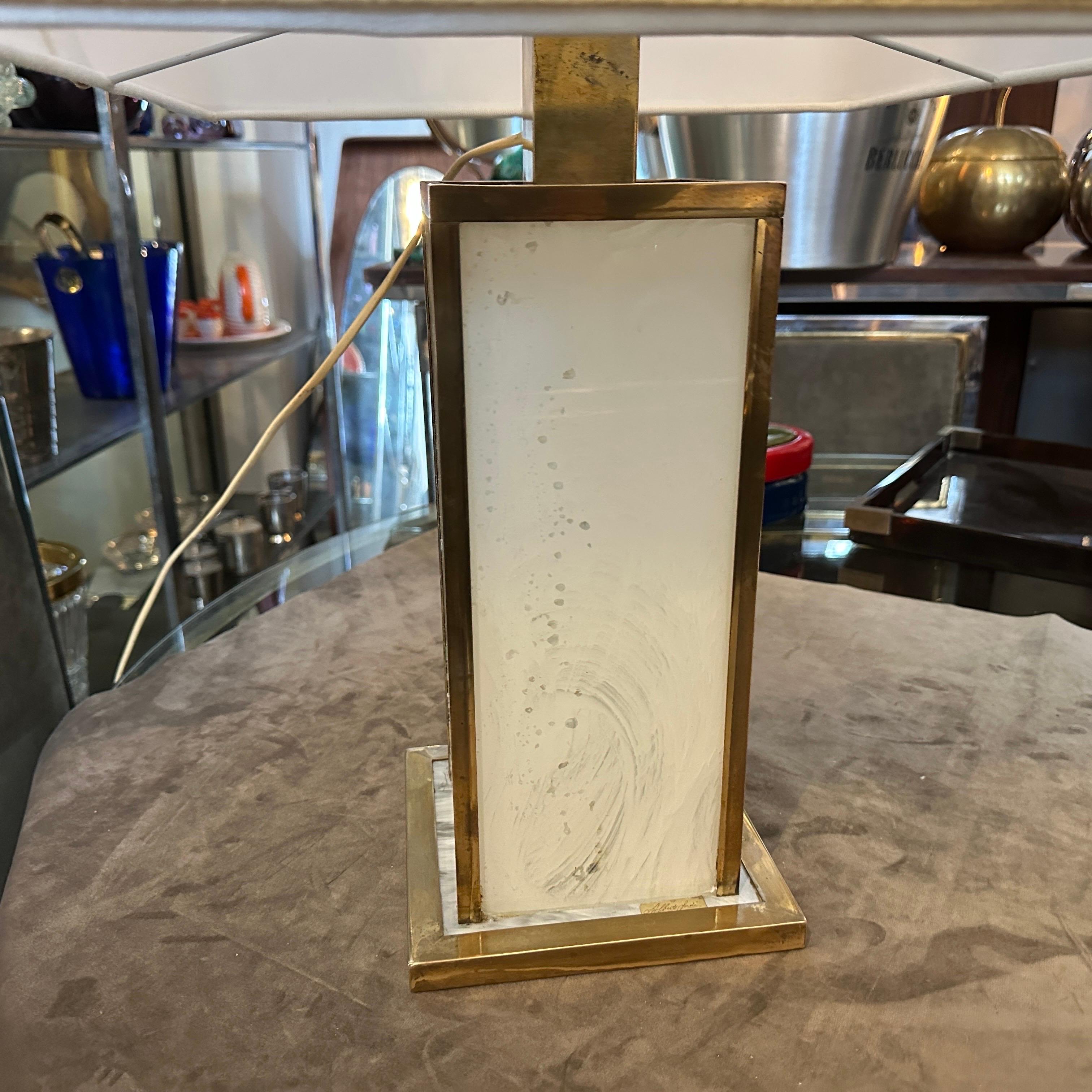 Lámpara de mesa italiana de mediados de siglo de lucita blanca y latón de los años 70 Moderno de mediados de siglo en venta