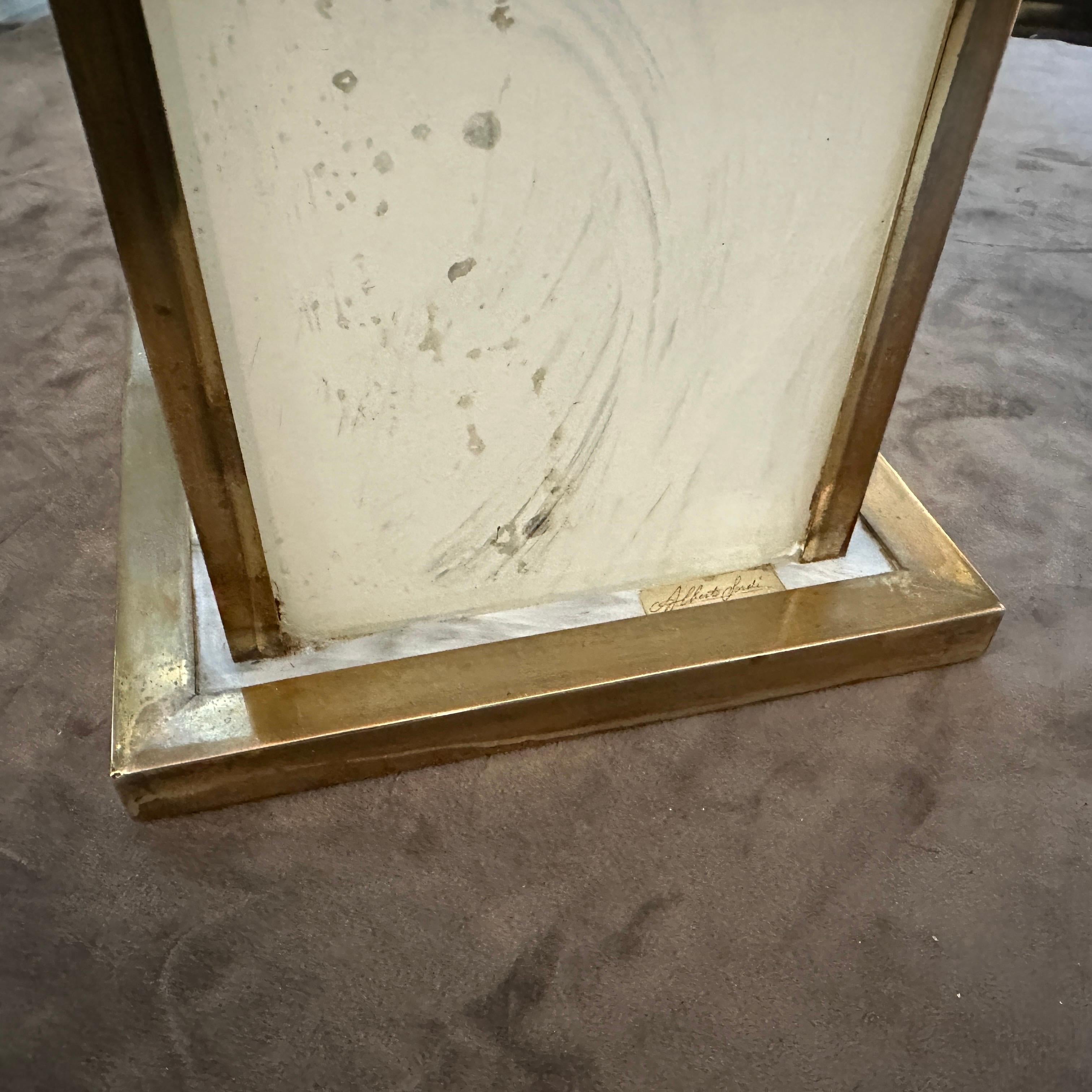 Lámpara de mesa italiana de mediados de siglo de lucita blanca y latón de los años 70 Italiano en venta