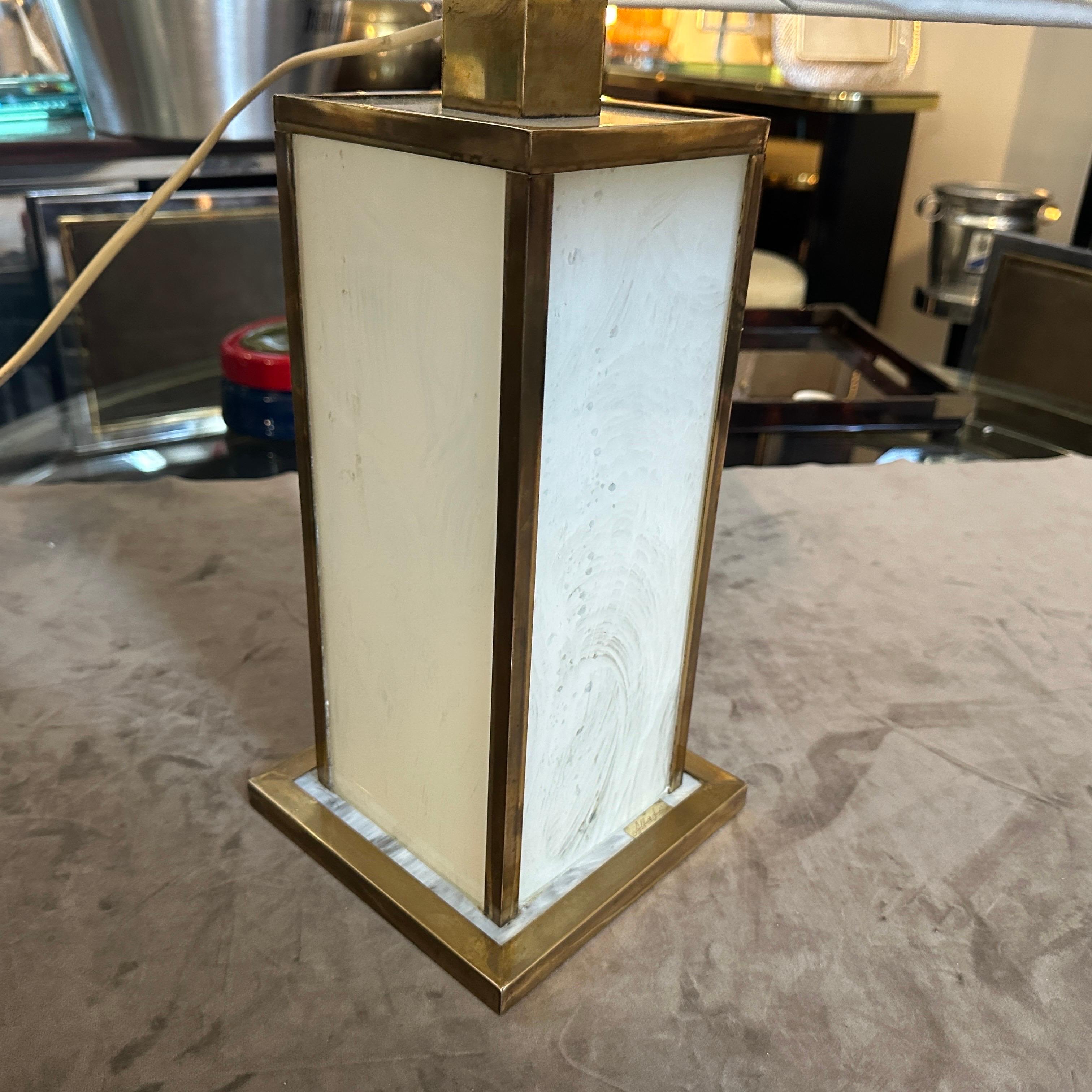 Lámpara de mesa italiana de mediados de siglo de lucita blanca y latón de los años 70 en Bueno estado para la venta en Aci Castello, IT