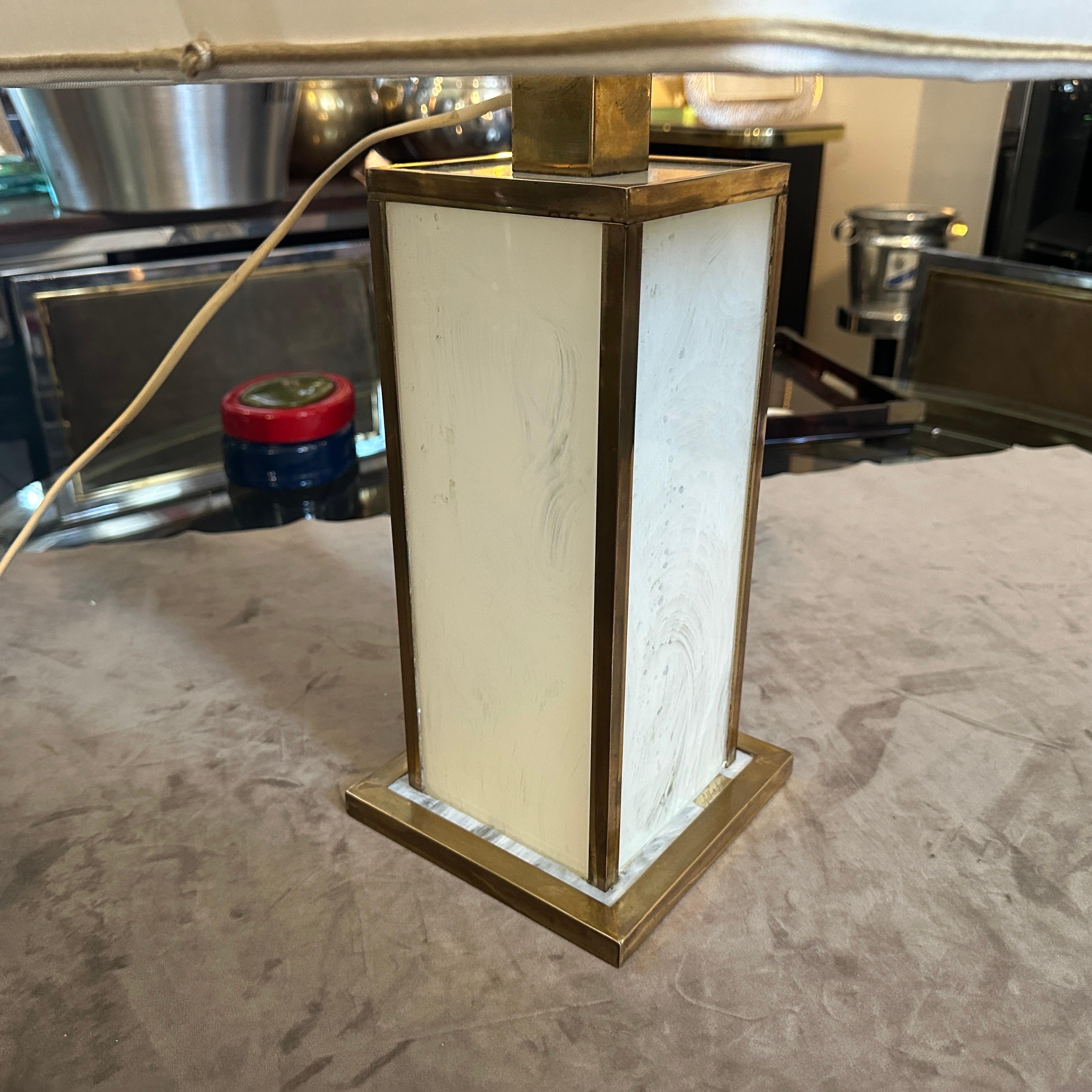 Lámpara de mesa italiana de mediados de siglo de lucita blanca y latón de los años 70 siglo XX en venta