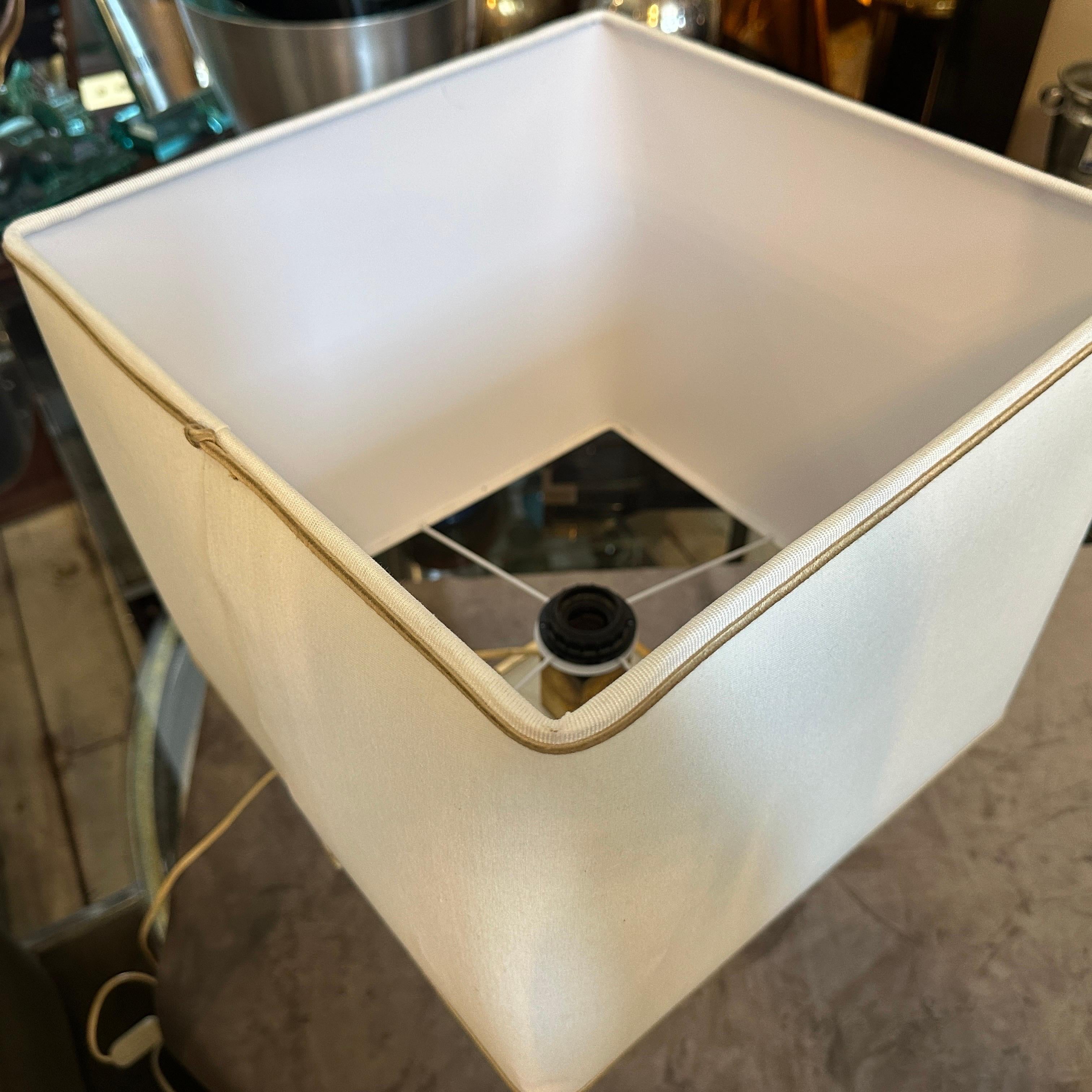 Lámpara de mesa italiana de mediados de siglo de lucita blanca y latón de los años 70 Latón en venta