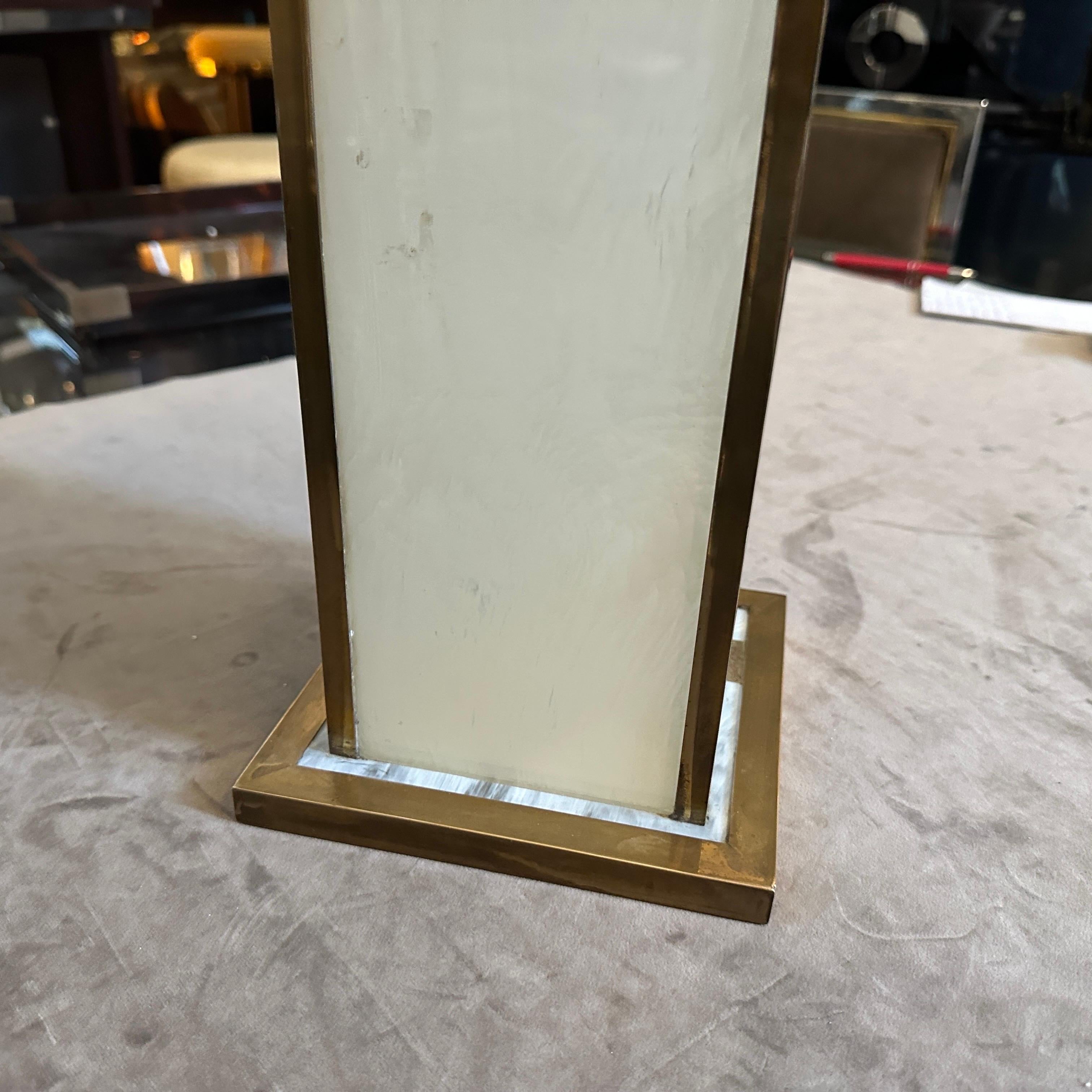 Lámpara de mesa italiana de mediados de siglo de lucita blanca y latón de los años 70 en venta 1
