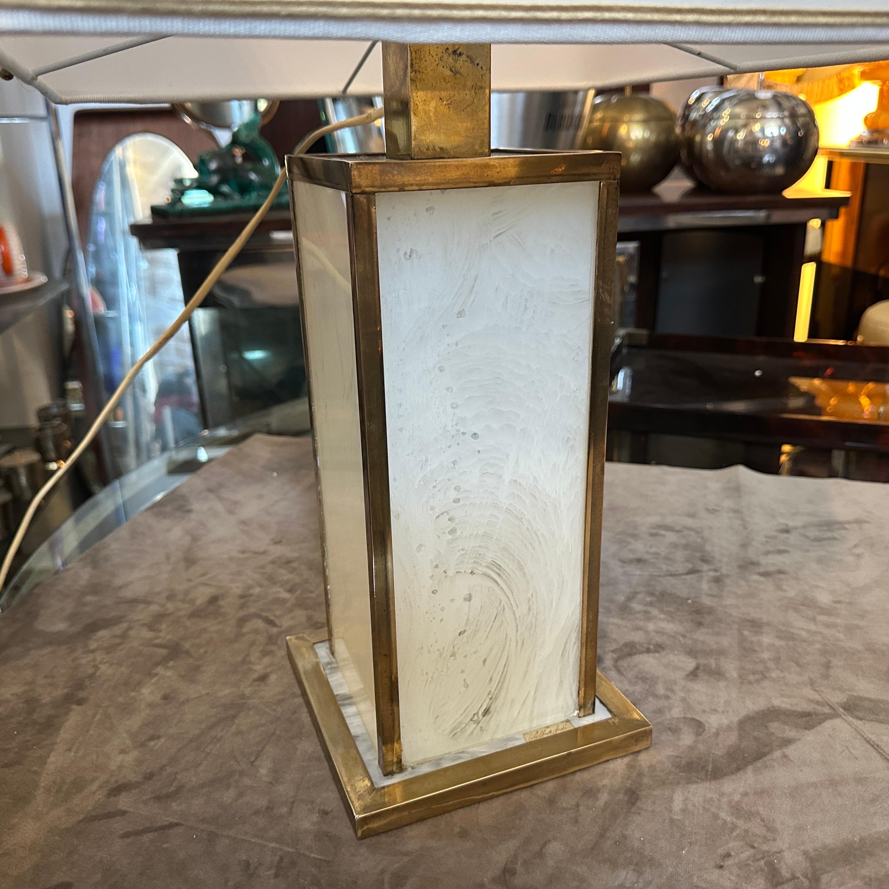 Lámpara de mesa italiana de mediados de siglo de lucita blanca y latón de los años 70 en venta 2