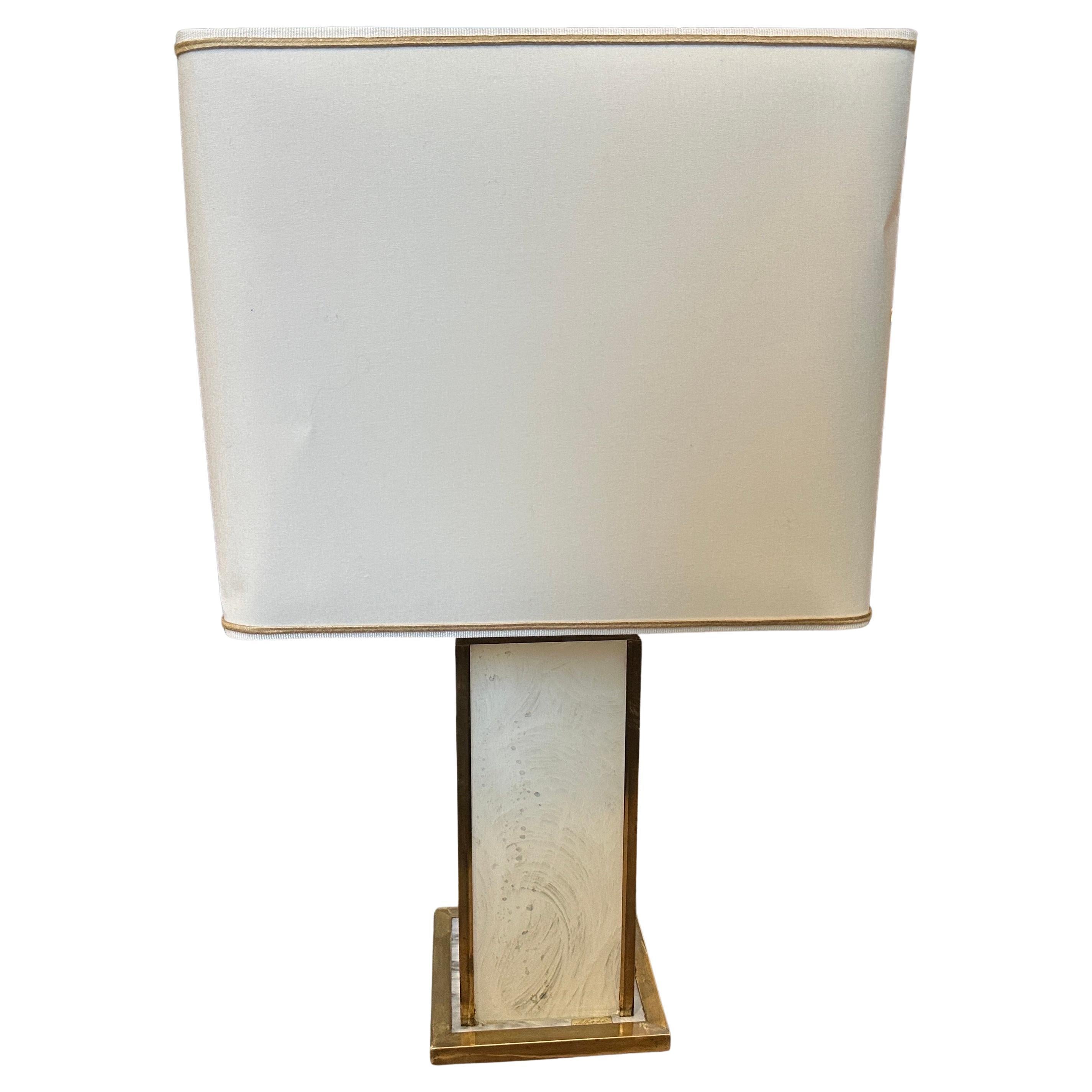 Lámpara de mesa italiana de mediados de siglo de lucita blanca y latón de los años 70 en venta