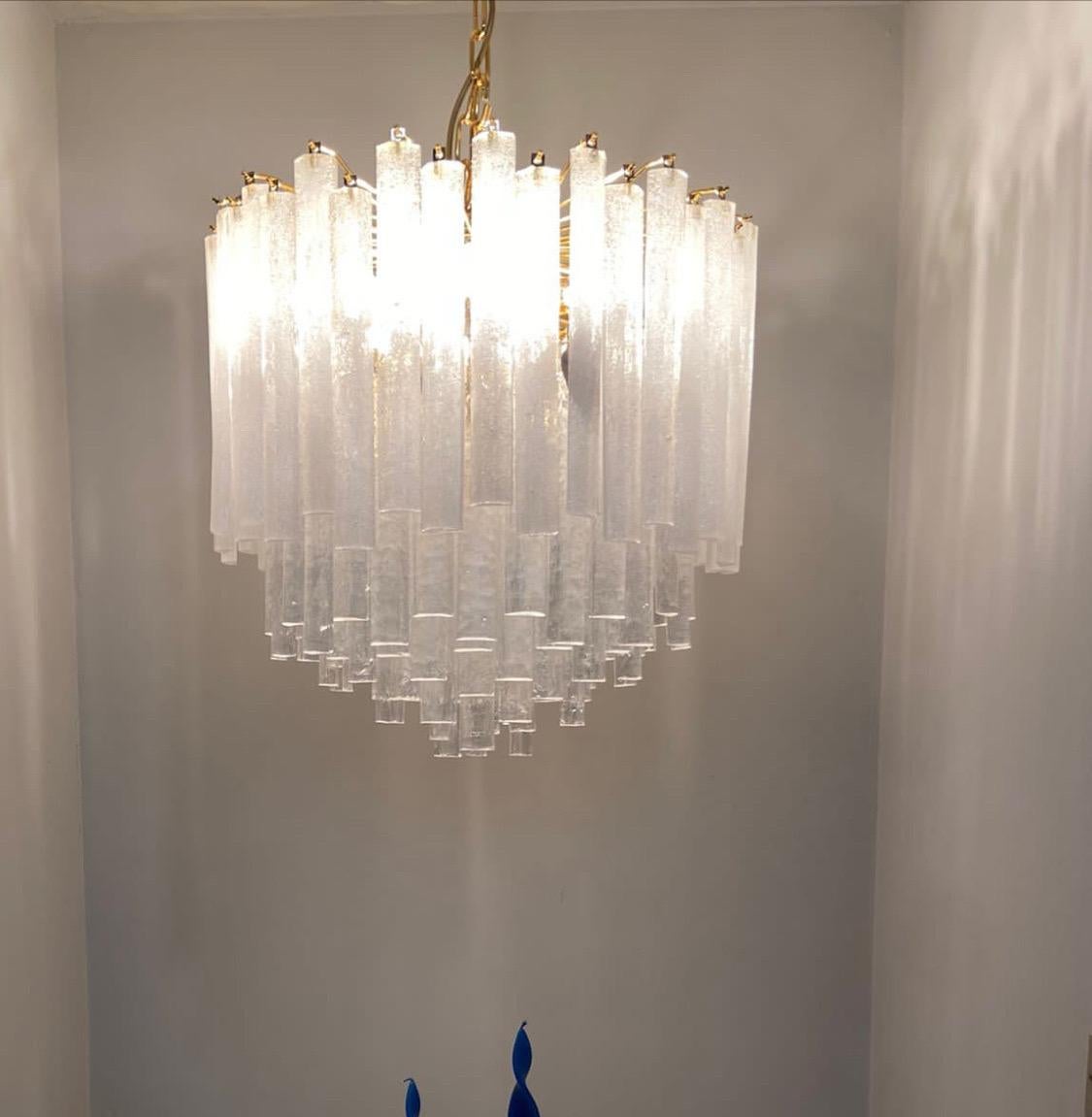 Lustre en verre de Murano de haute qualité, conçu et fabriqué en Italie par Murano dans les années 70. Ce lustre provient d'un important magasin de luminaires qui fermait ses portes, il n'a donc jamais été installé dans une maison et fonctionne donc