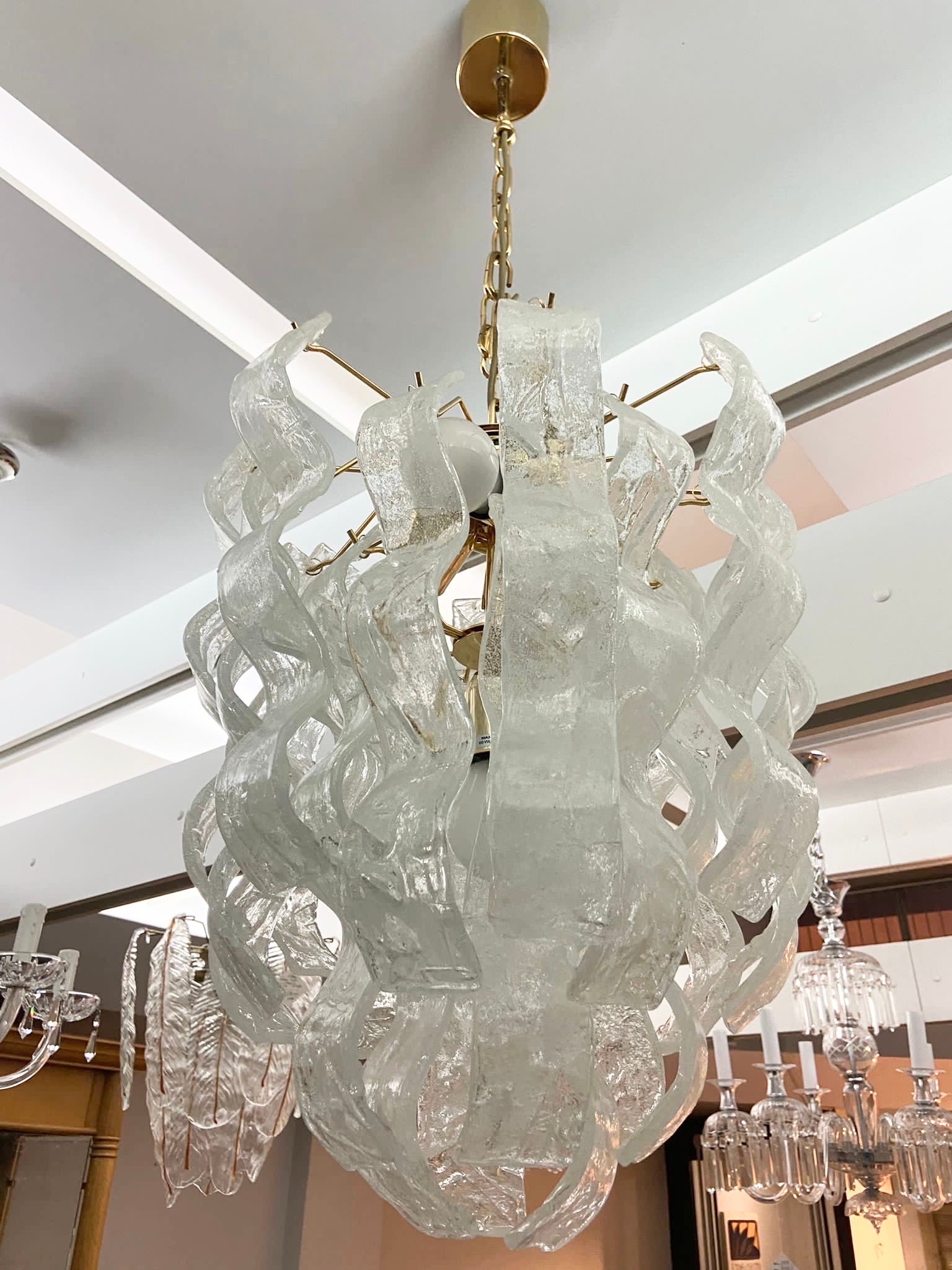 italien 1970 Mid-Century Modern White Murano Glass Cascade Chandelier par Mazzega en vente