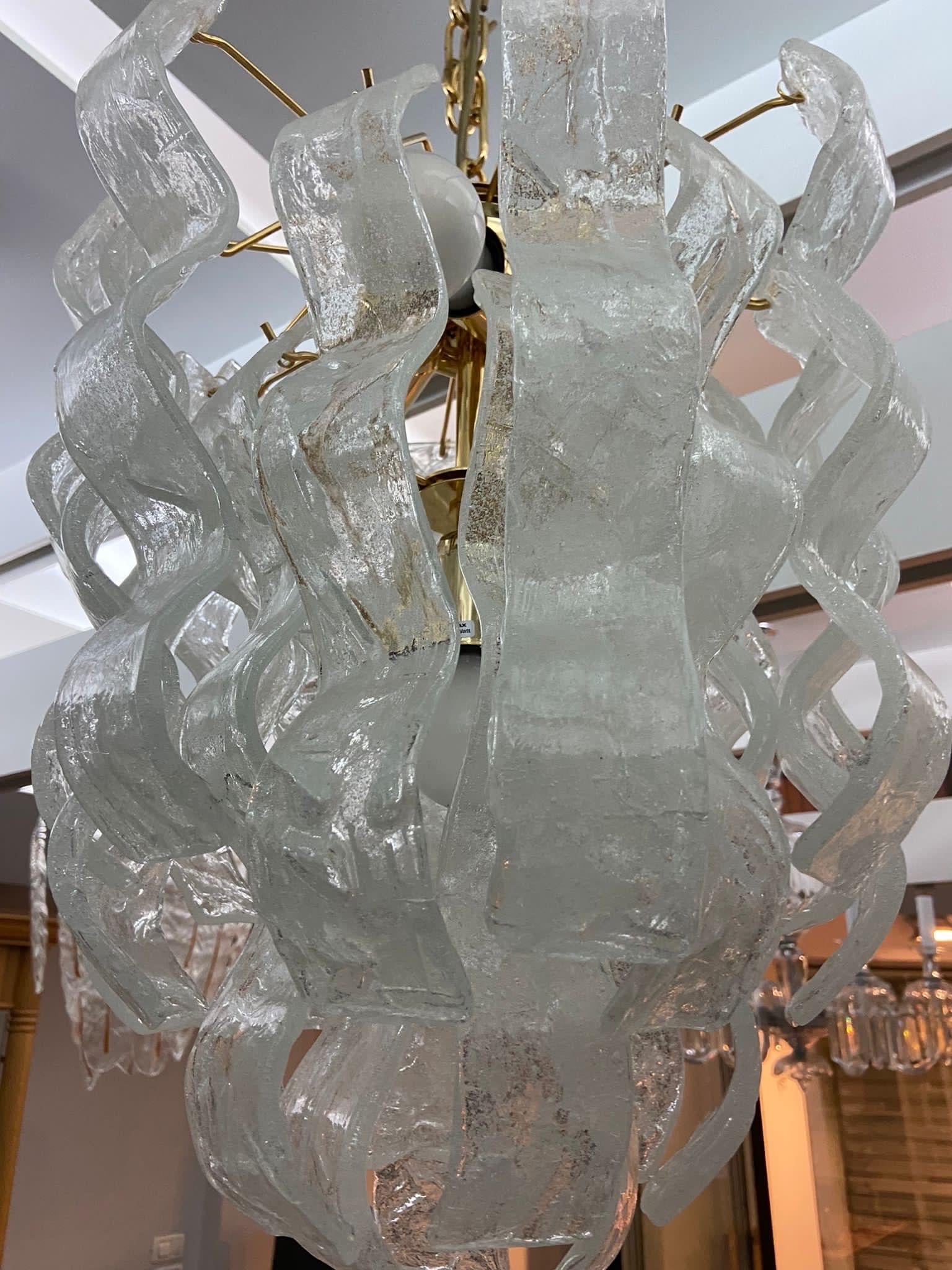Fait main 1970 Mid-Century Modern White Murano Glass Cascade Chandelier par Mazzega en vente