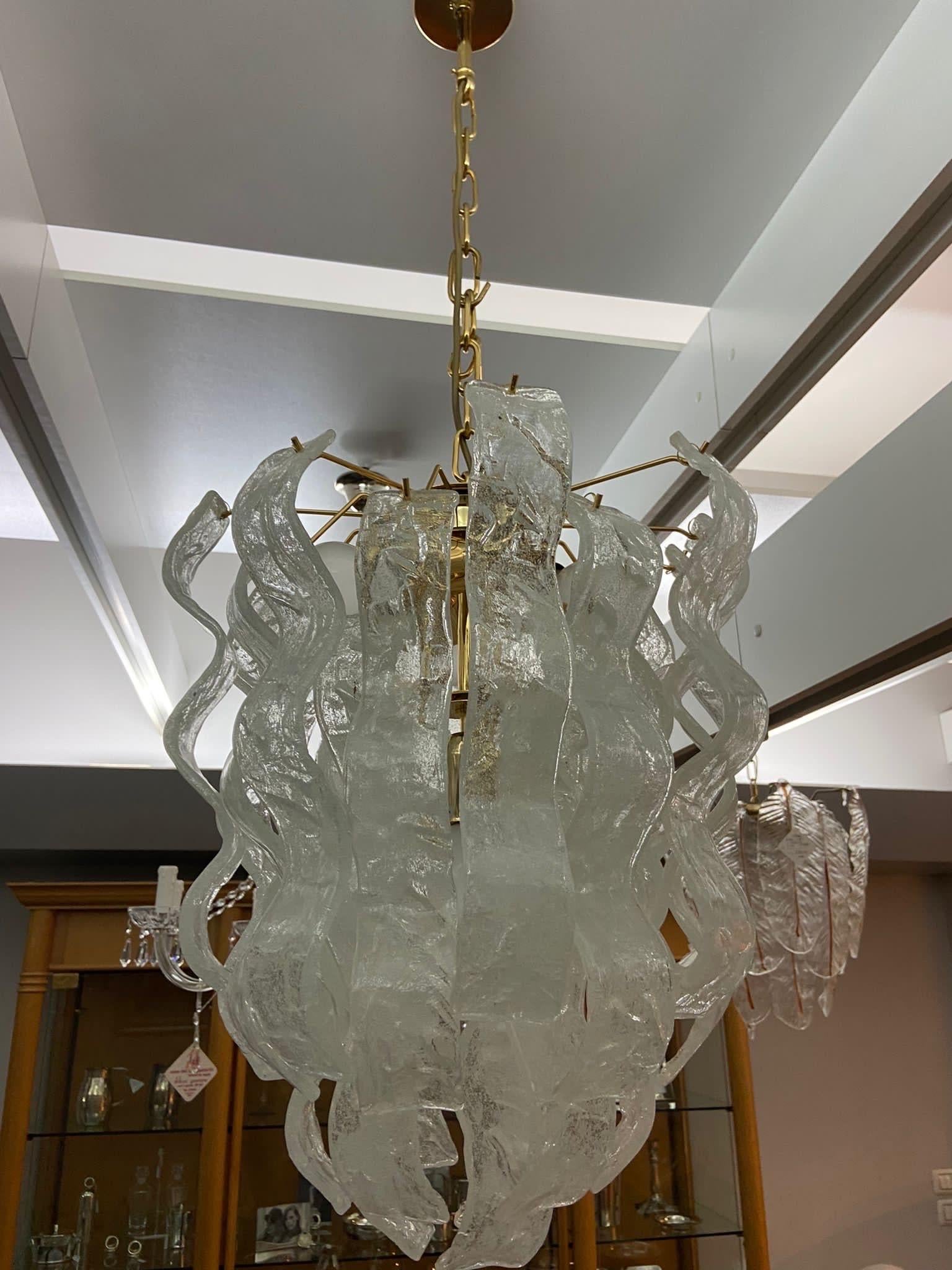 1970s Mid-Century Modern White Murano Glass Cascade Chandelier by Mazzega In Excellent Condition For Sale In Aci Castello, IT